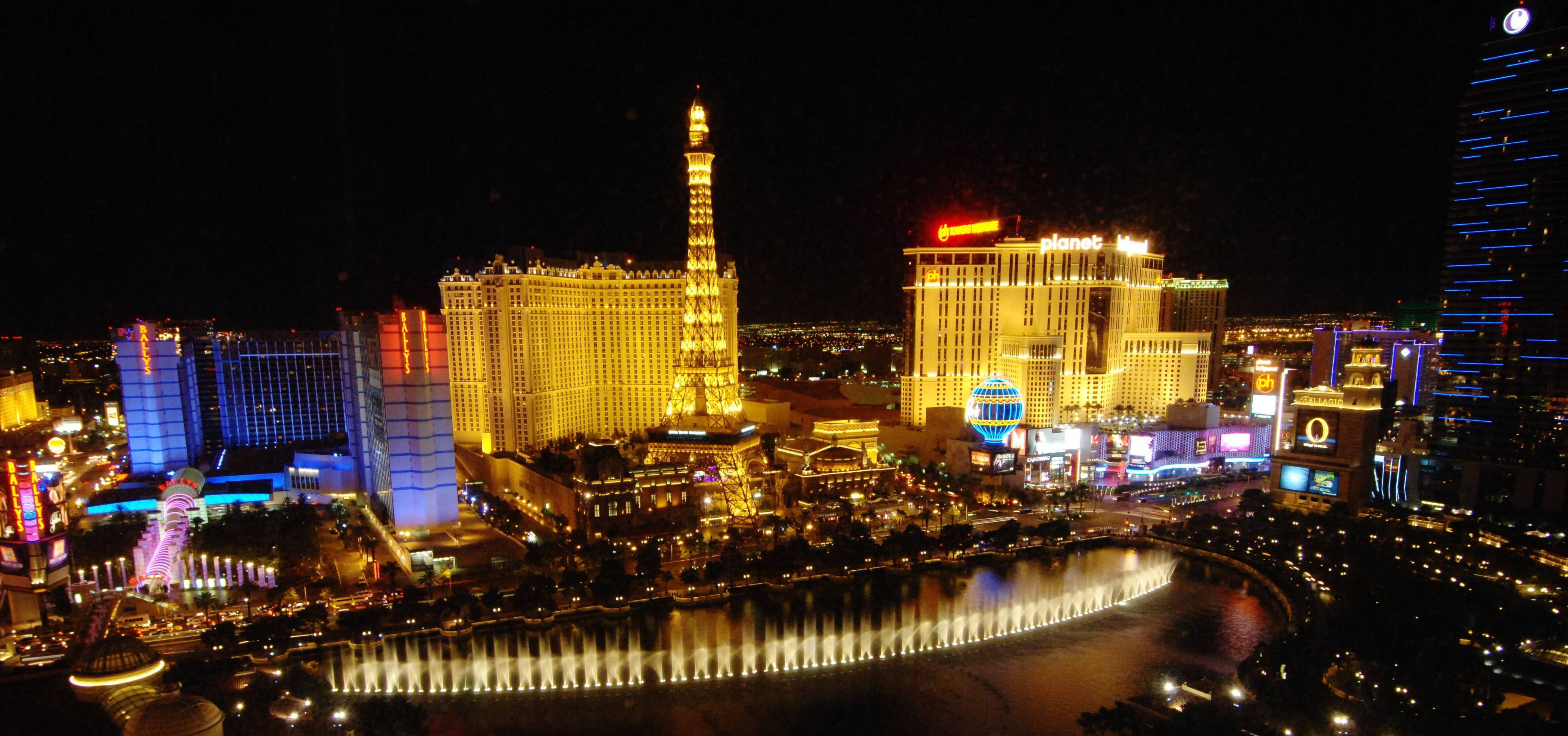 Las Vegas Night, neon lights, vibrant fountain show, 4K Desktop Wallpaper