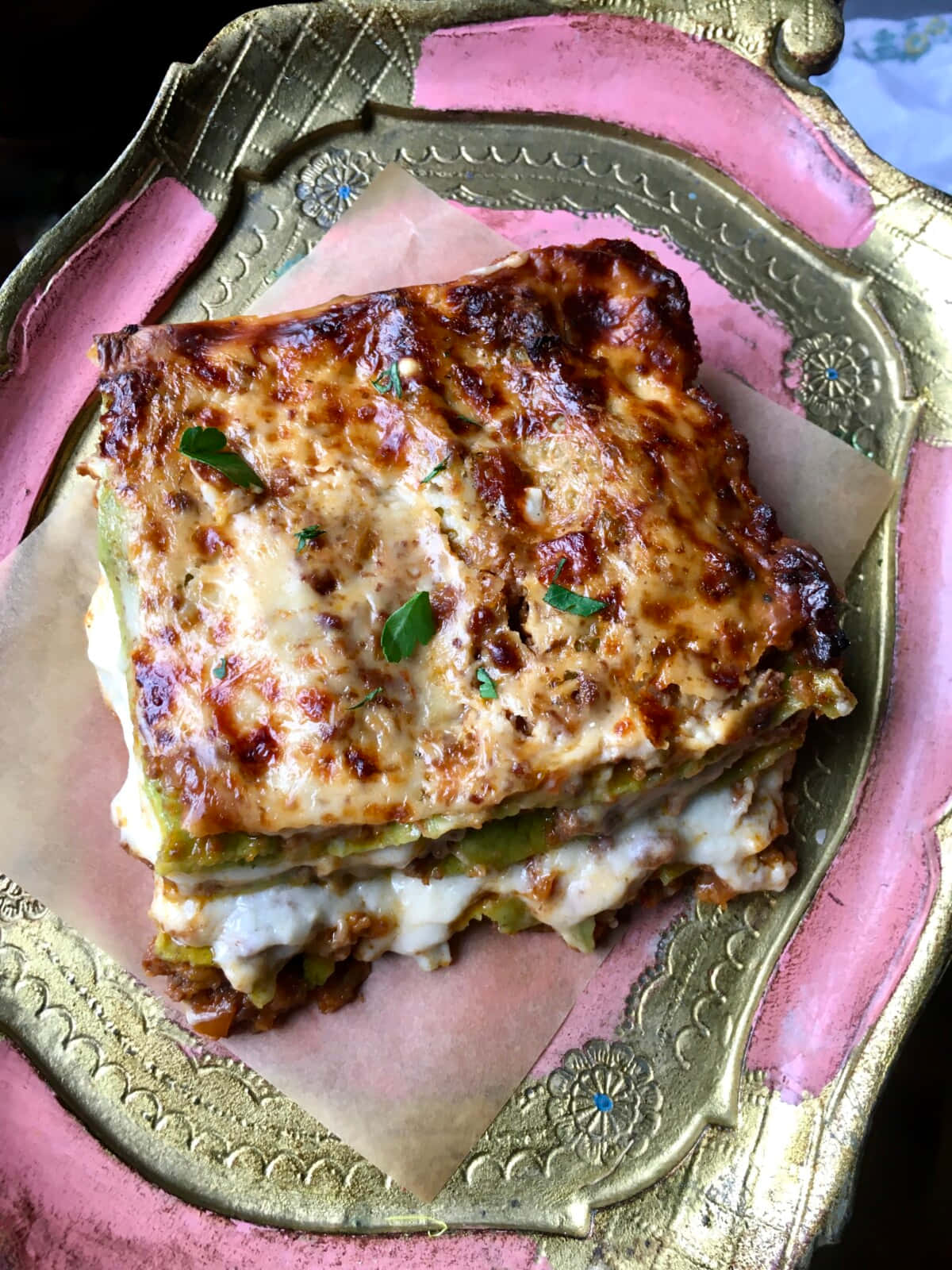 pink plated lasagna alla bolognese, vintage pink and gold ornate plate, golden-brown lasagna, HD Phone Wallpaper
