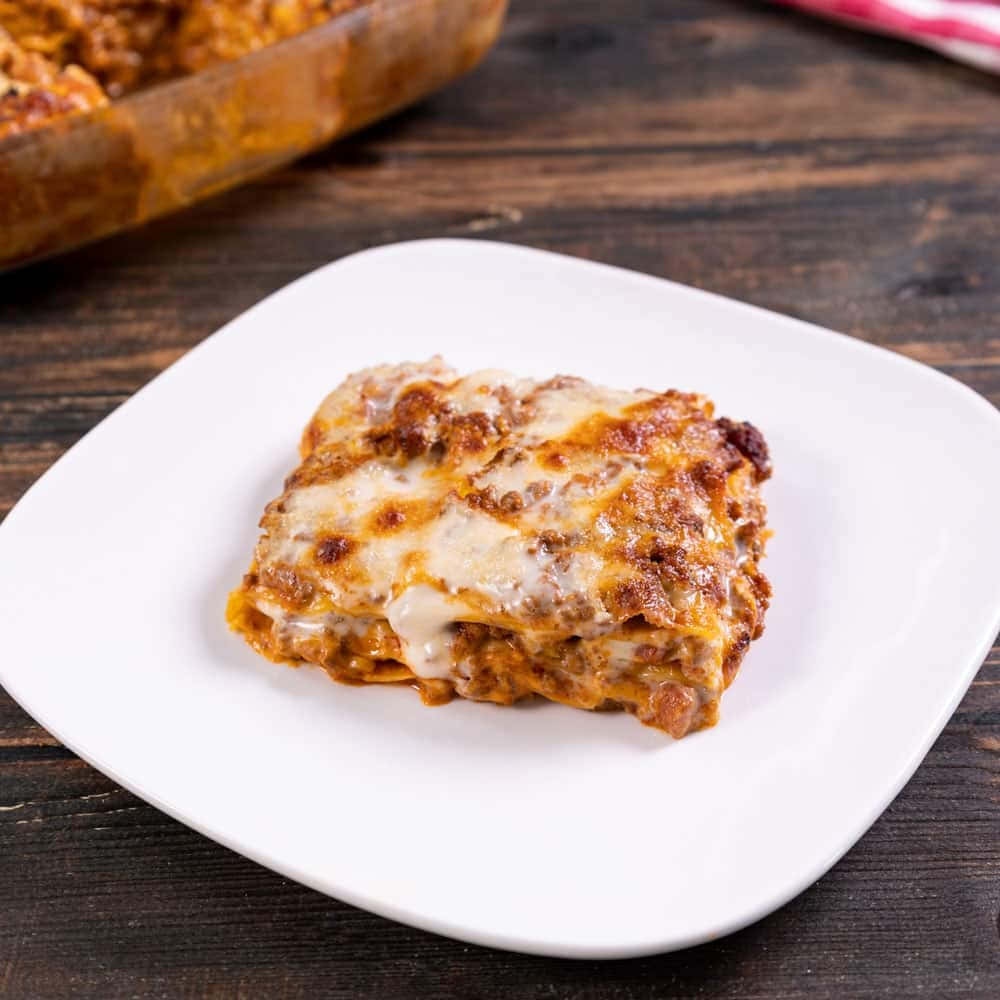 lasagna alla bolognese, golden-brown melted cheese, white plate, SD Desktop Wallpaper