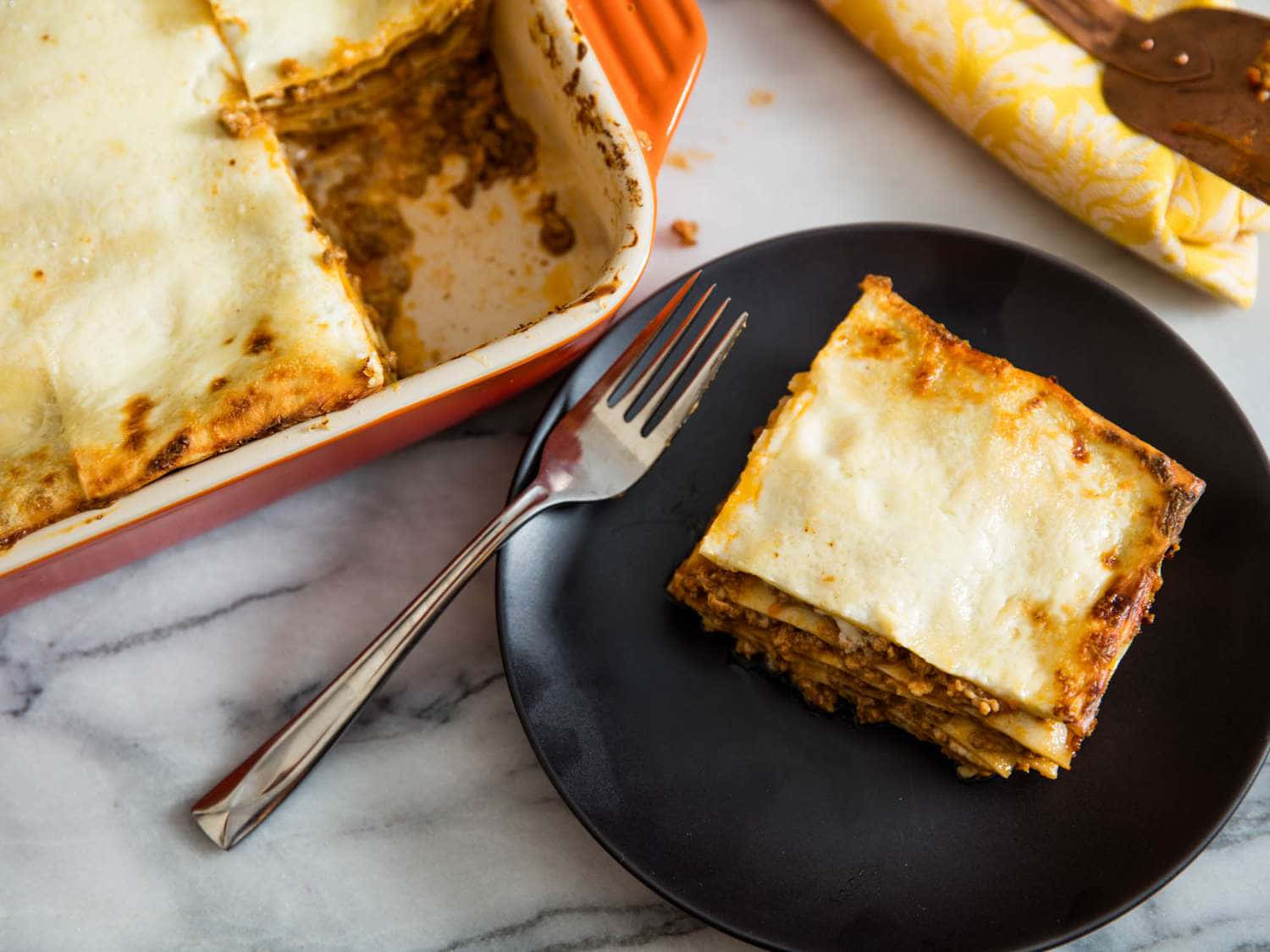 lasagna alla bolognese, black plate, baking dish, HD Desktop Wallpaper