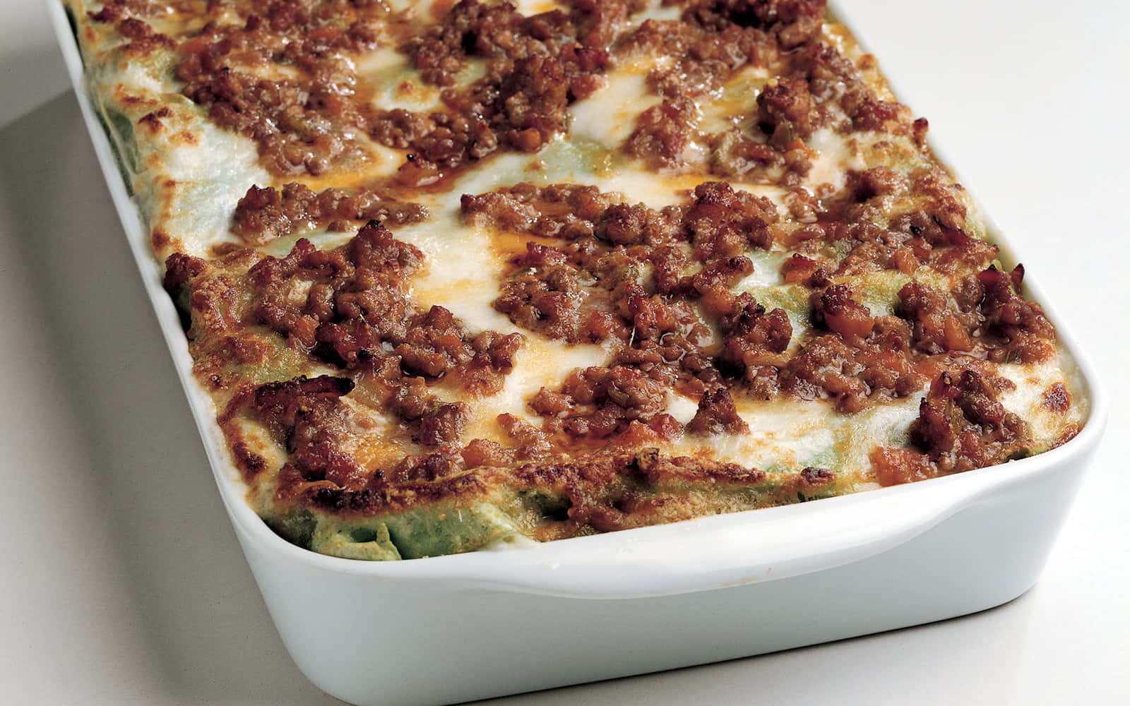 green pasta, lasagna alla bolognese, golden melted cheese, HD Desktop Wallpaper