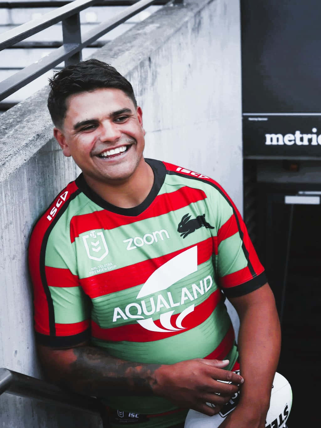 Latrell Mitchell, red and green striped jersey, concrete wall, HD Phone Wallpaper