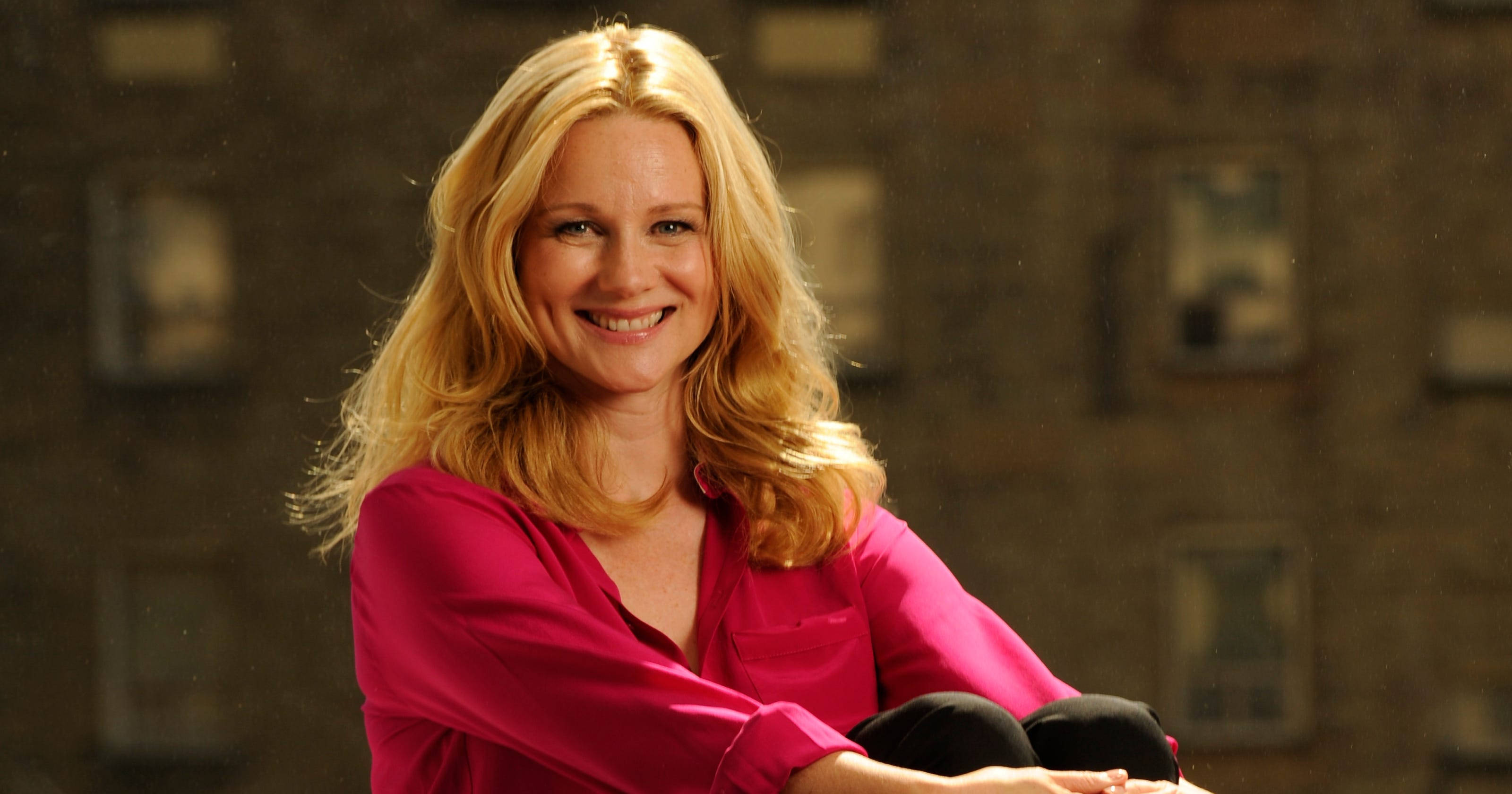 Laura Linney, smiling, blonde woman, 2K Desktop Wallpaper