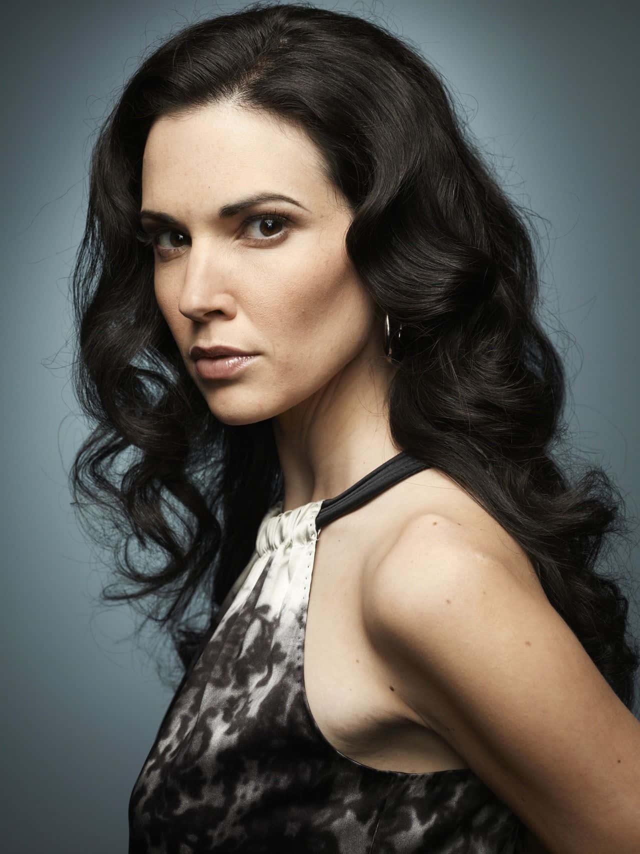 Laura Mennell, long dark wavy hair, muted gray studio backdrop, HD Phone Wallpaper