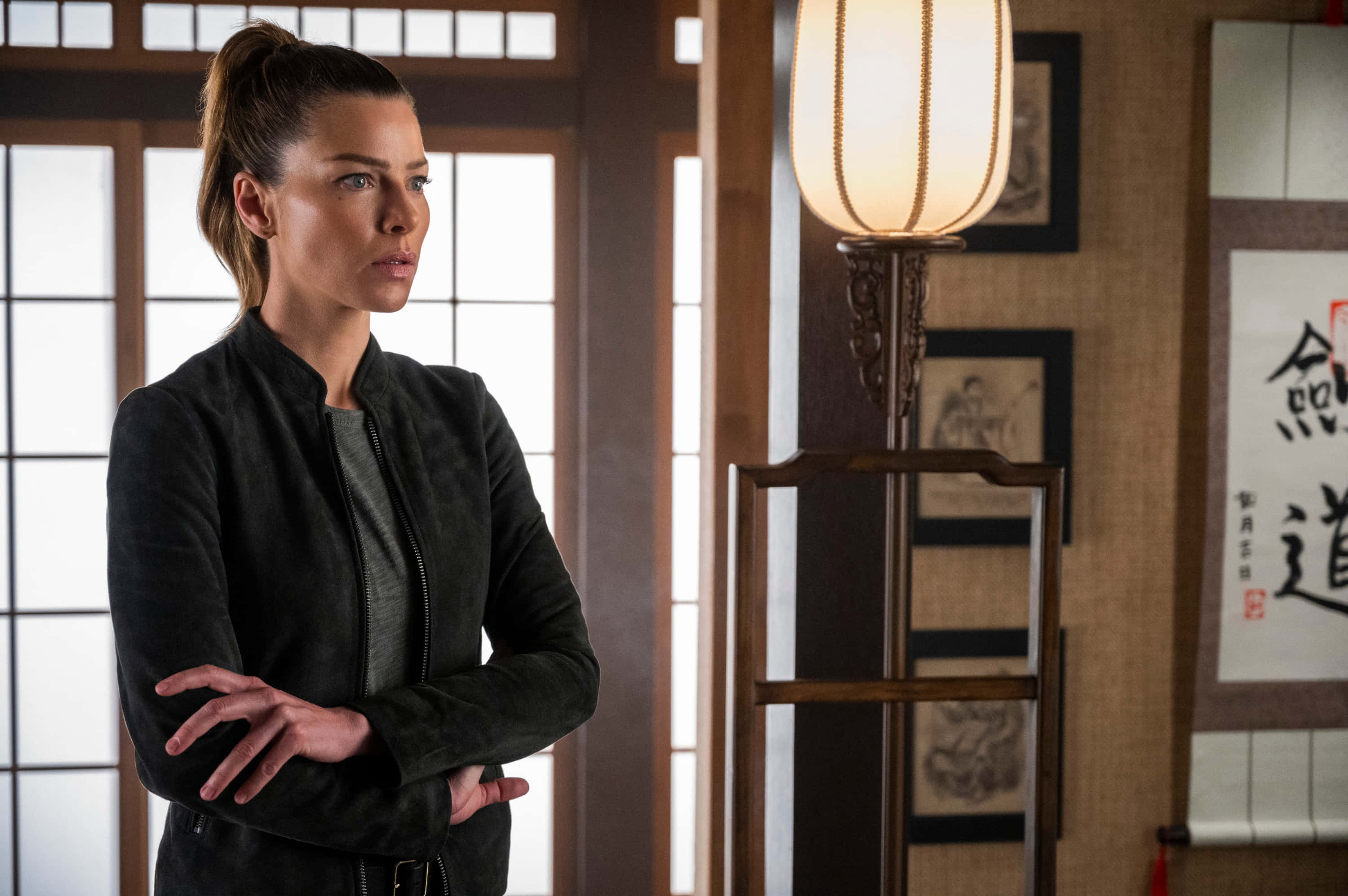 Lauren German, black jacket, traditional Japanese room, 2K Desktop Wallpaper
