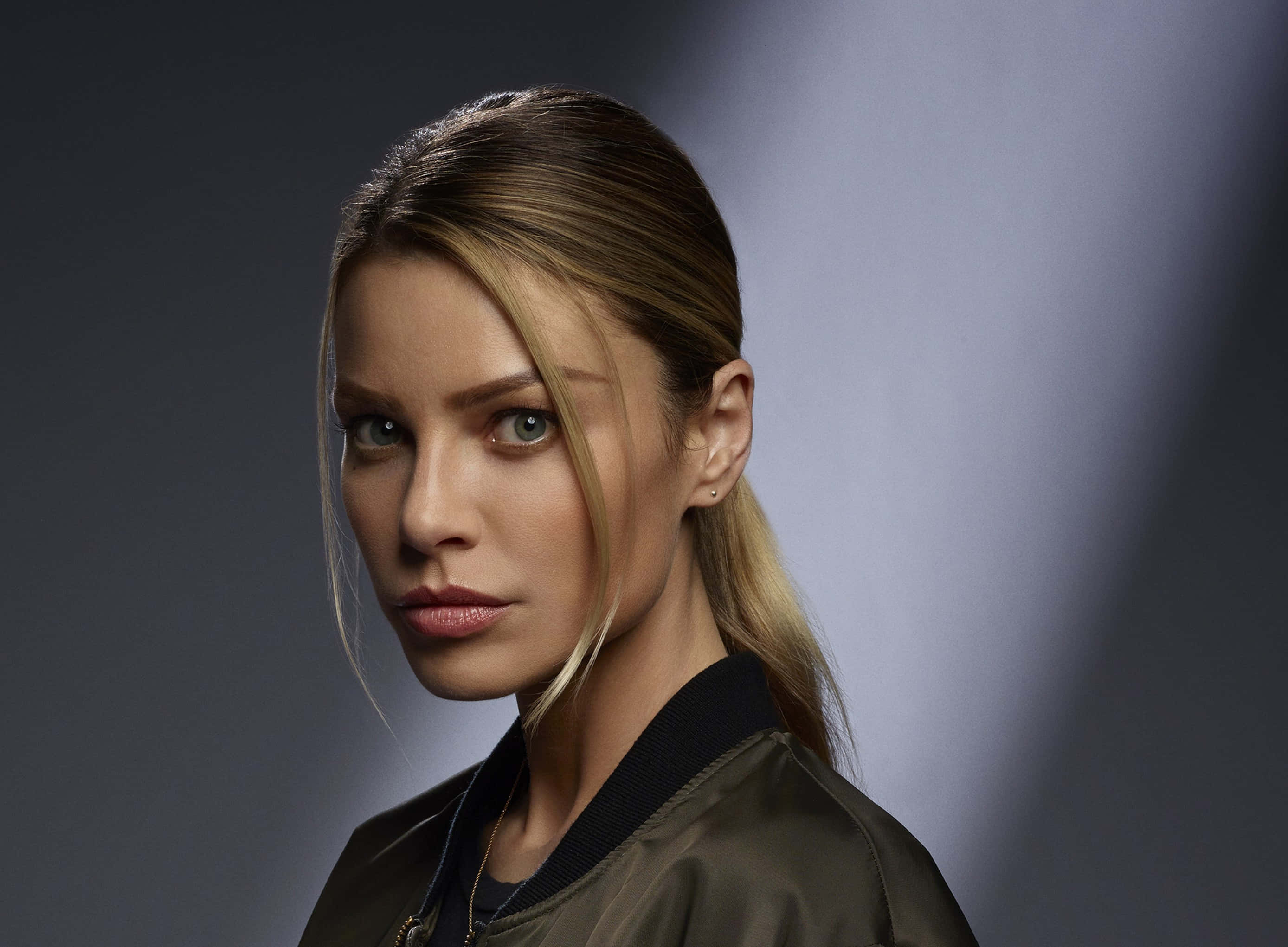 Lauren German, blonde hair, green eyes, 2K Desktop Wallpaper