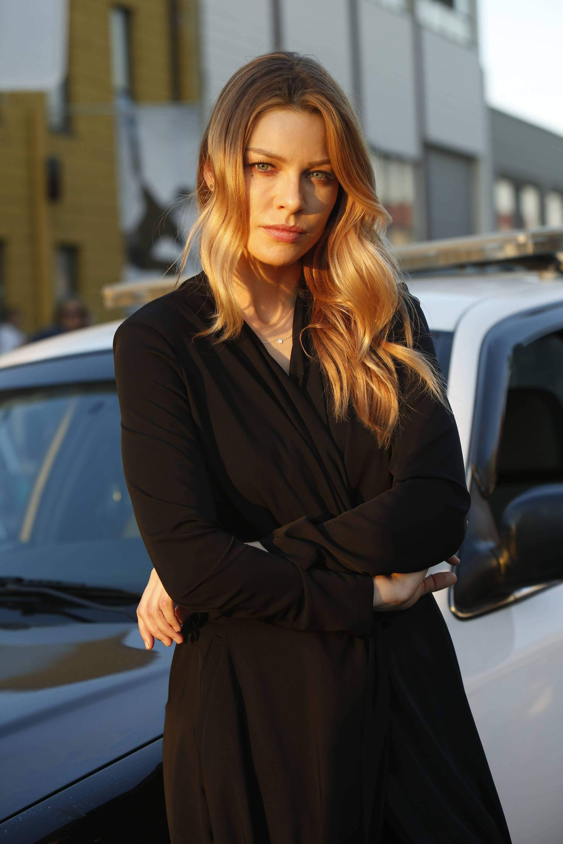 Lauren German, golden hair, white car, 2K Phone Wallpaper