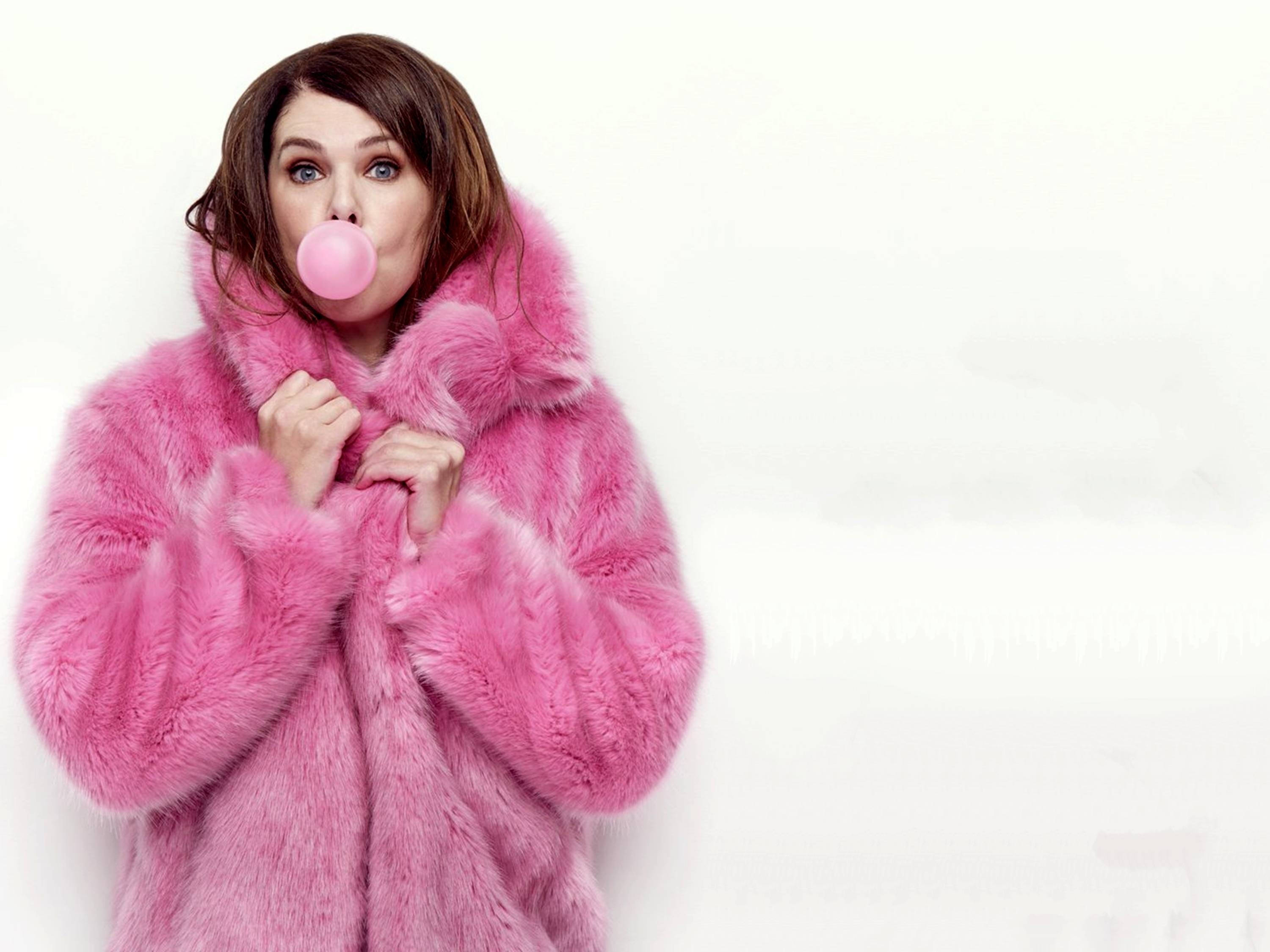 Lauren Graham, pink furry coat, fluffy pink coat, 2K Desktop Wallpaper