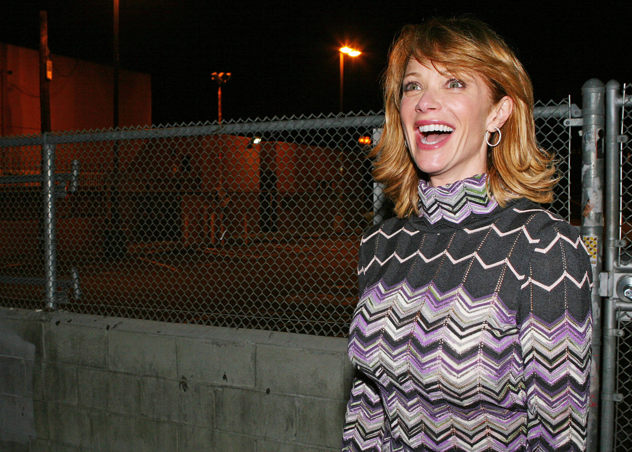 Lauren Holly, blonde hair, zigzag patterned sweater, 2K Desktop Wallpaper