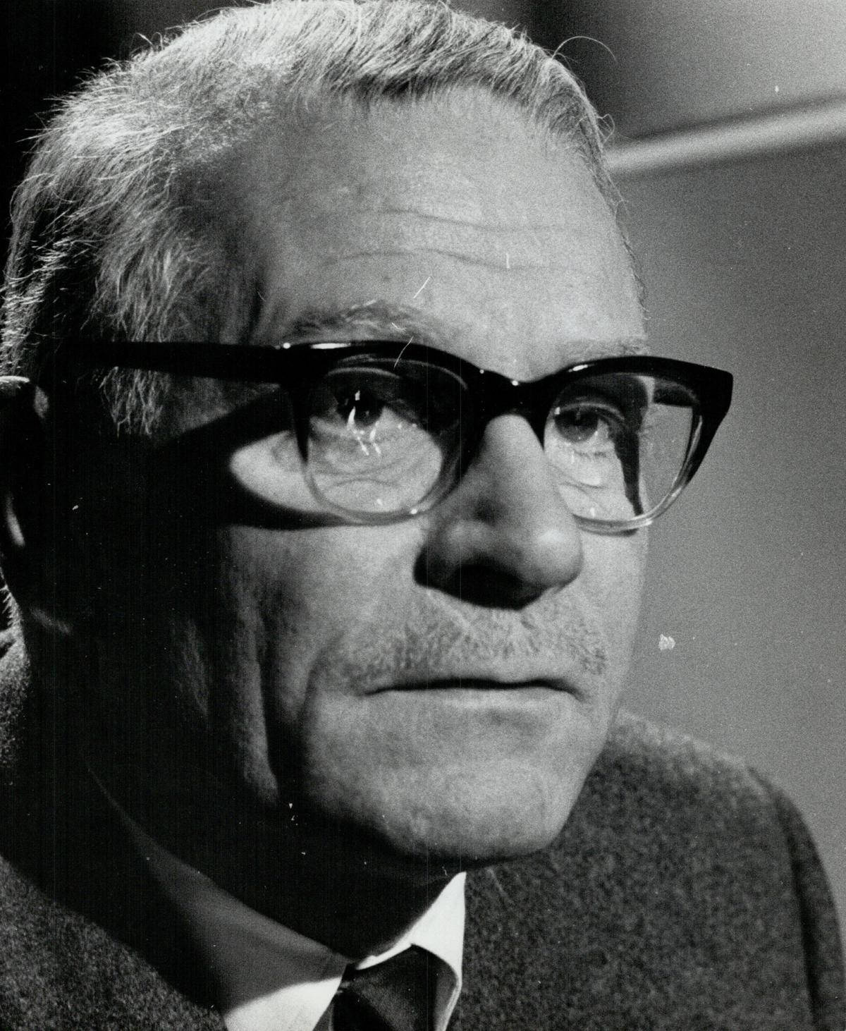 Laurence Olivier, black and white portrait, serious older man, HD Phone Wallpaper