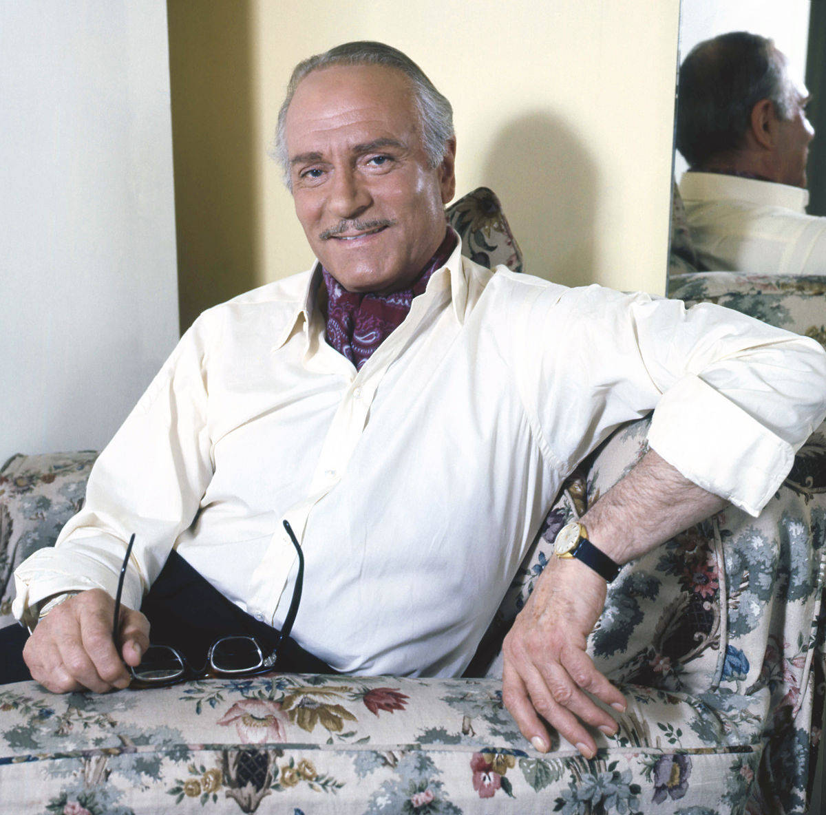 Laurence Olivier, mustache, floral-patterned couch, SD Desktop Wallpaper