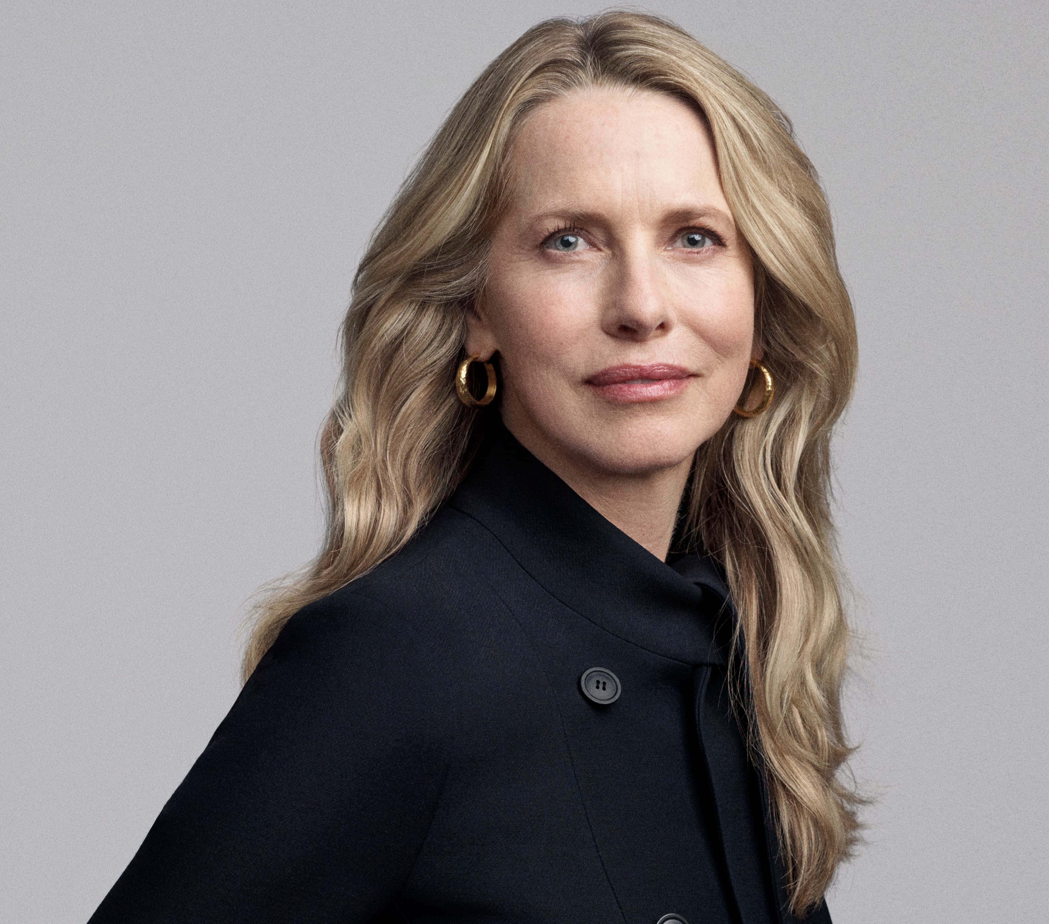 Laurene Powell Jobs, wavy blonde hair, gold hoop earrings, 4K Desktop Wallpaper