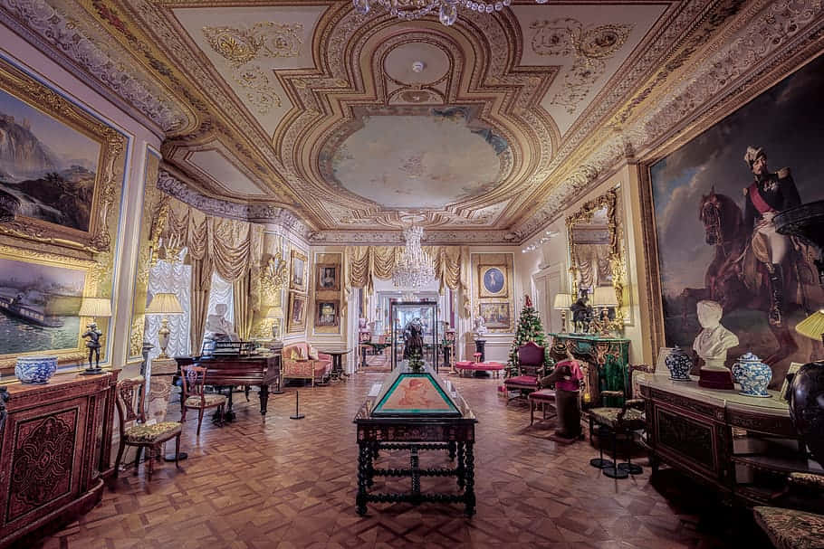Lavish, opulent palace hall, gilded ceilings, SD Desktop Wallpaper