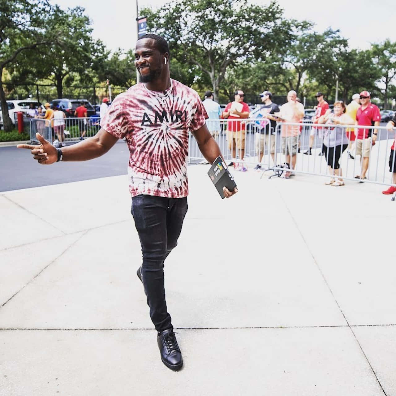 Lavonte David, red and white tie dye shirt, book, HD Desktop Wallpaper