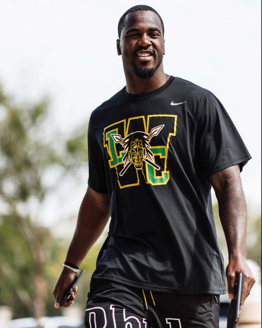 Lavonte David, black athletic shirt, gold and green logo, HD Phone Wallpaper