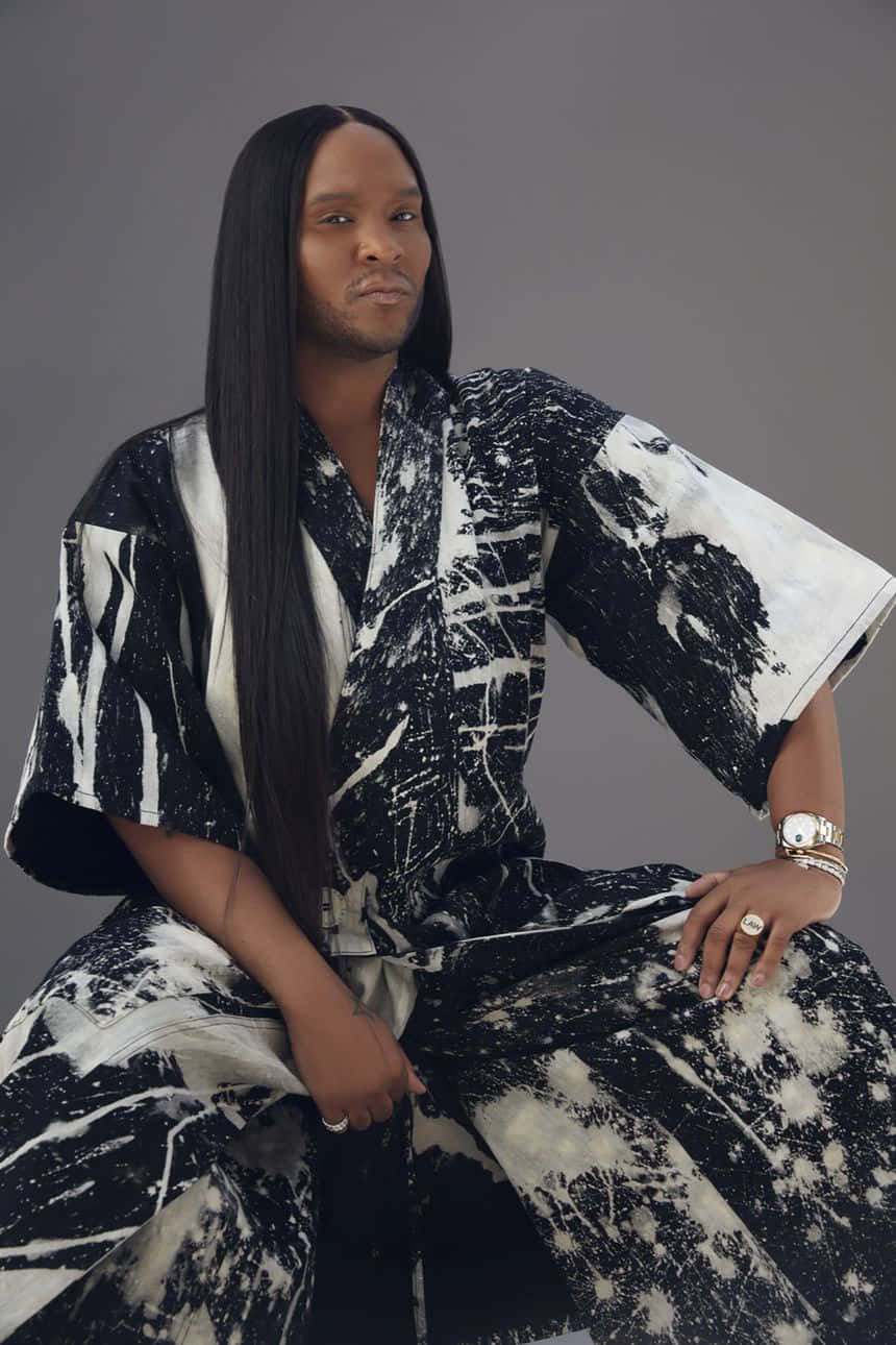 Law Roach, black and white abstract patterned robe, neutral gray studio backdrop, HD Phone Wallpaper