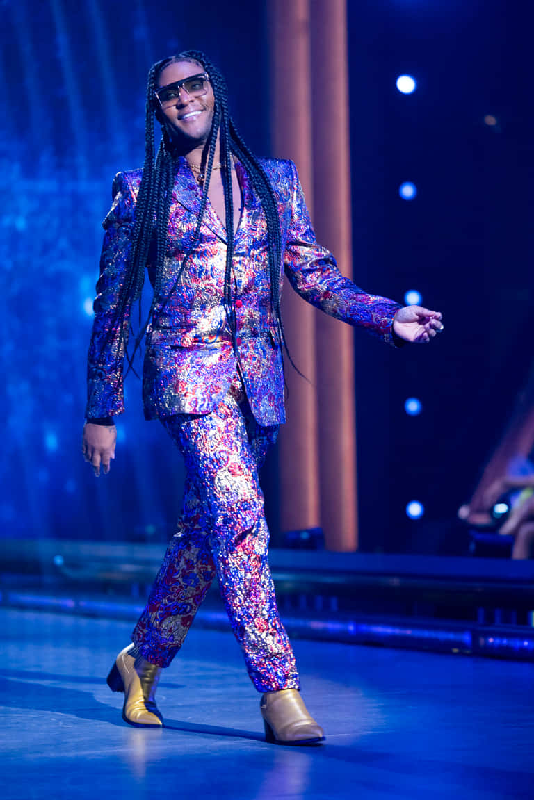 Law Roach, purple and pink suit, blue-lit stage, SD Phone Wallpaper