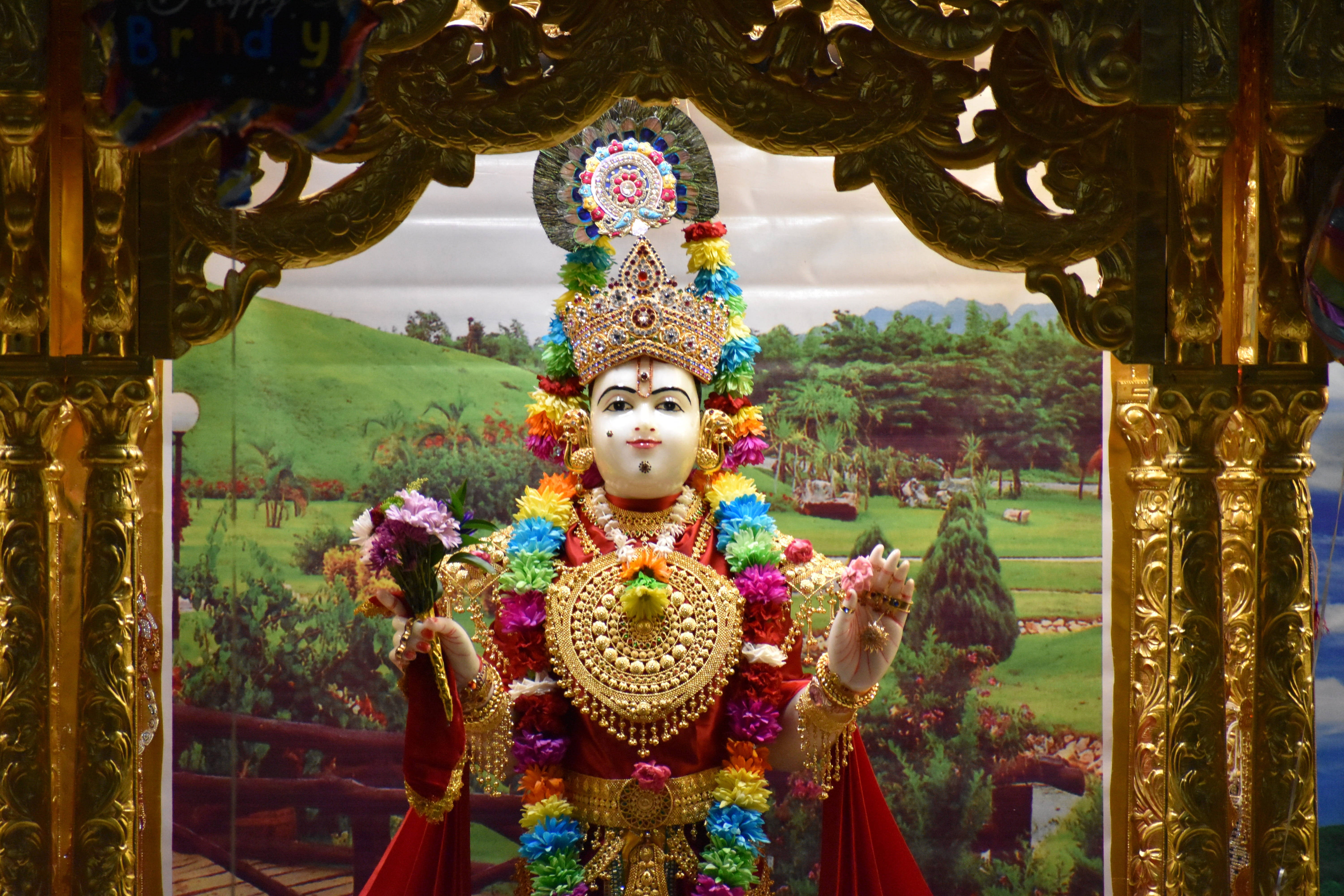 Laxmi Narayan, Grass Hill, golden pillars, 5K Desktop Wallpaper