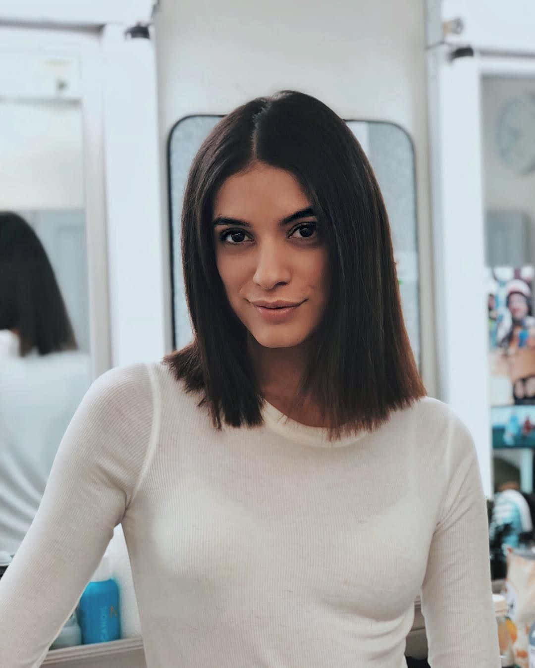 Laysla De Oliveira, white ribbed sweater, bright salon setting, HD Phone Wallpaper