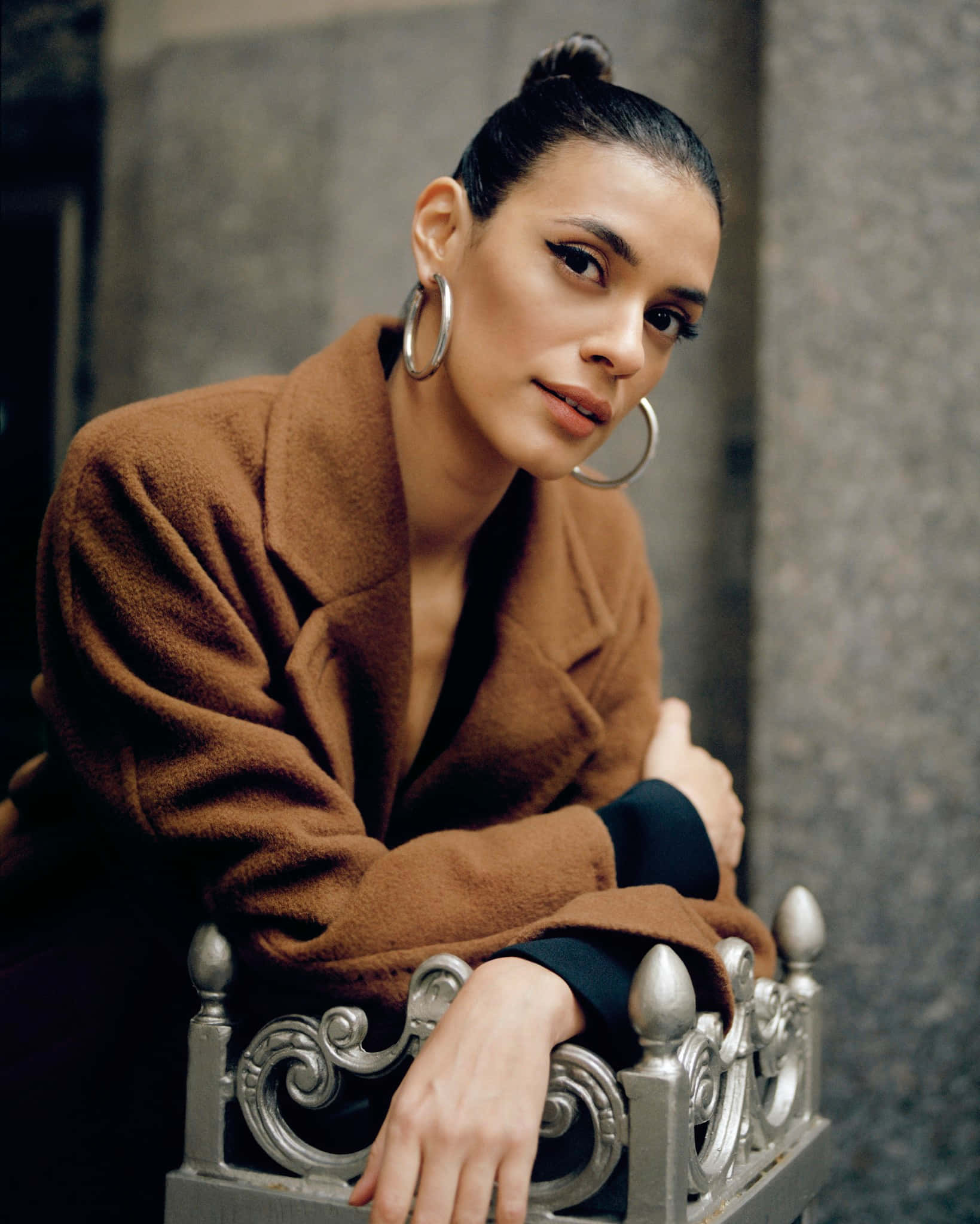 Laysla De Oliveira, brown coat, large hoop earrings, Full HD Phone Wallpaper