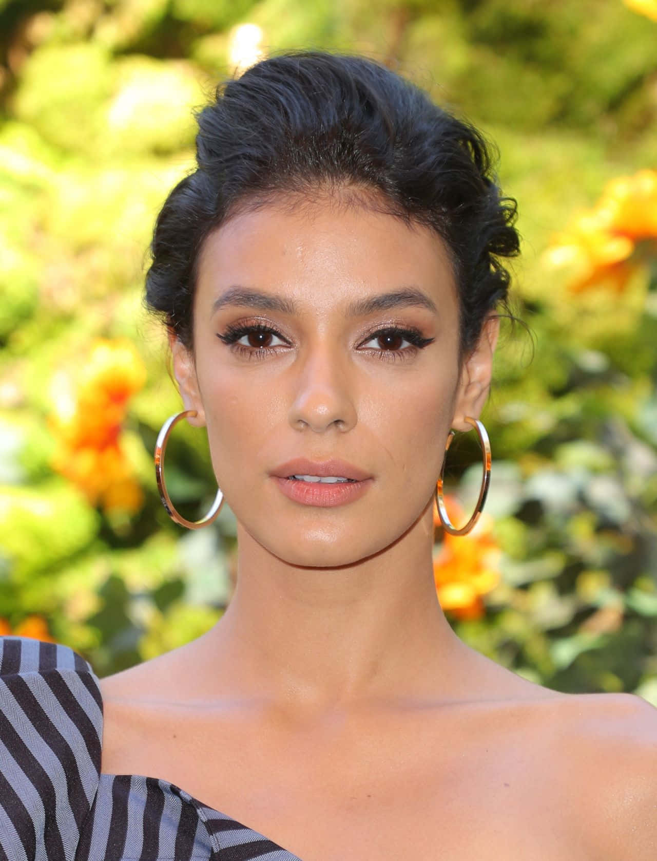 Laysla De Oliveira, dark hair, gold hoop earrings, HD Phone Wallpaper