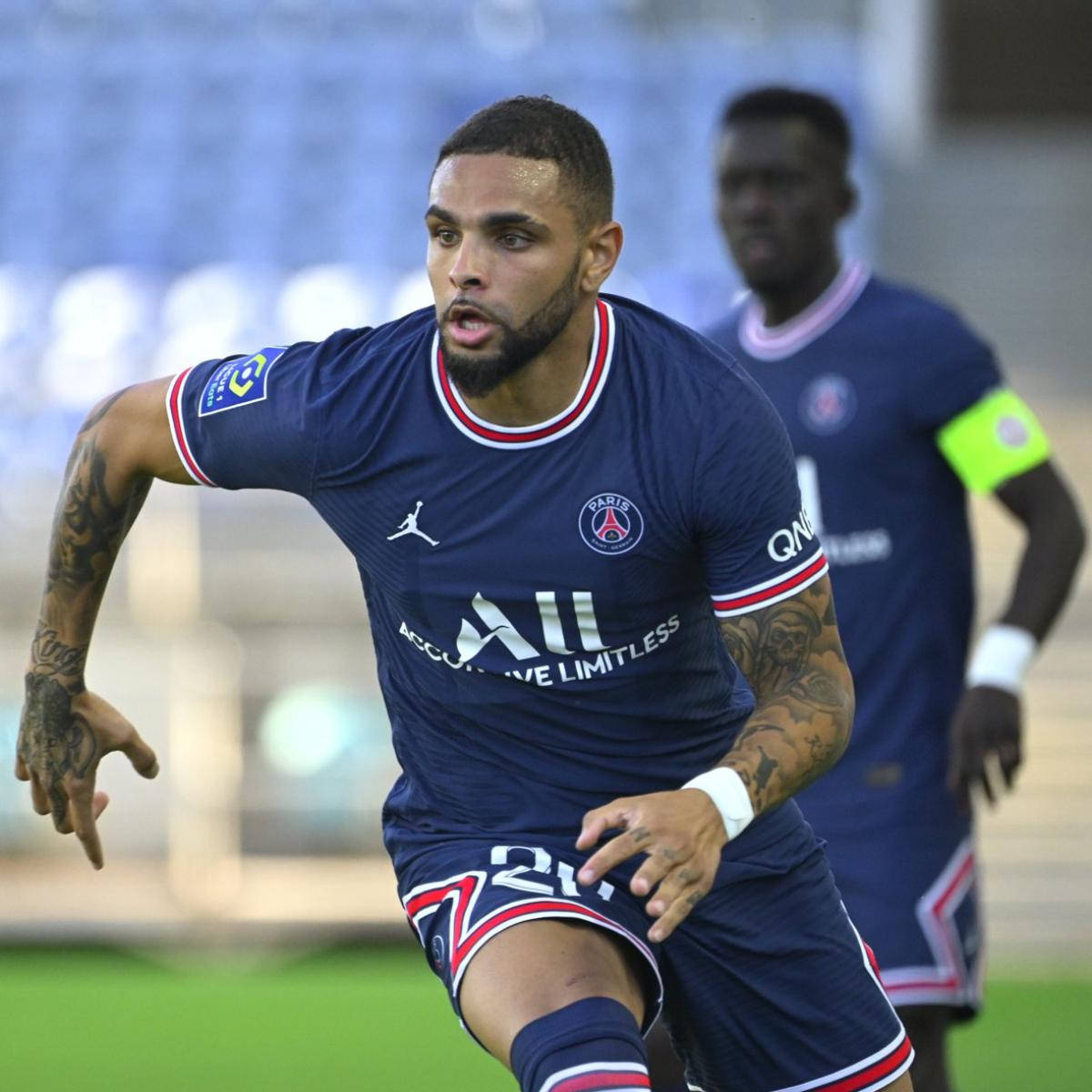 Layvin Kurzawa, navy blue Paris Saint-Germain jersey, green pitch, SD Desktop Wallpaper