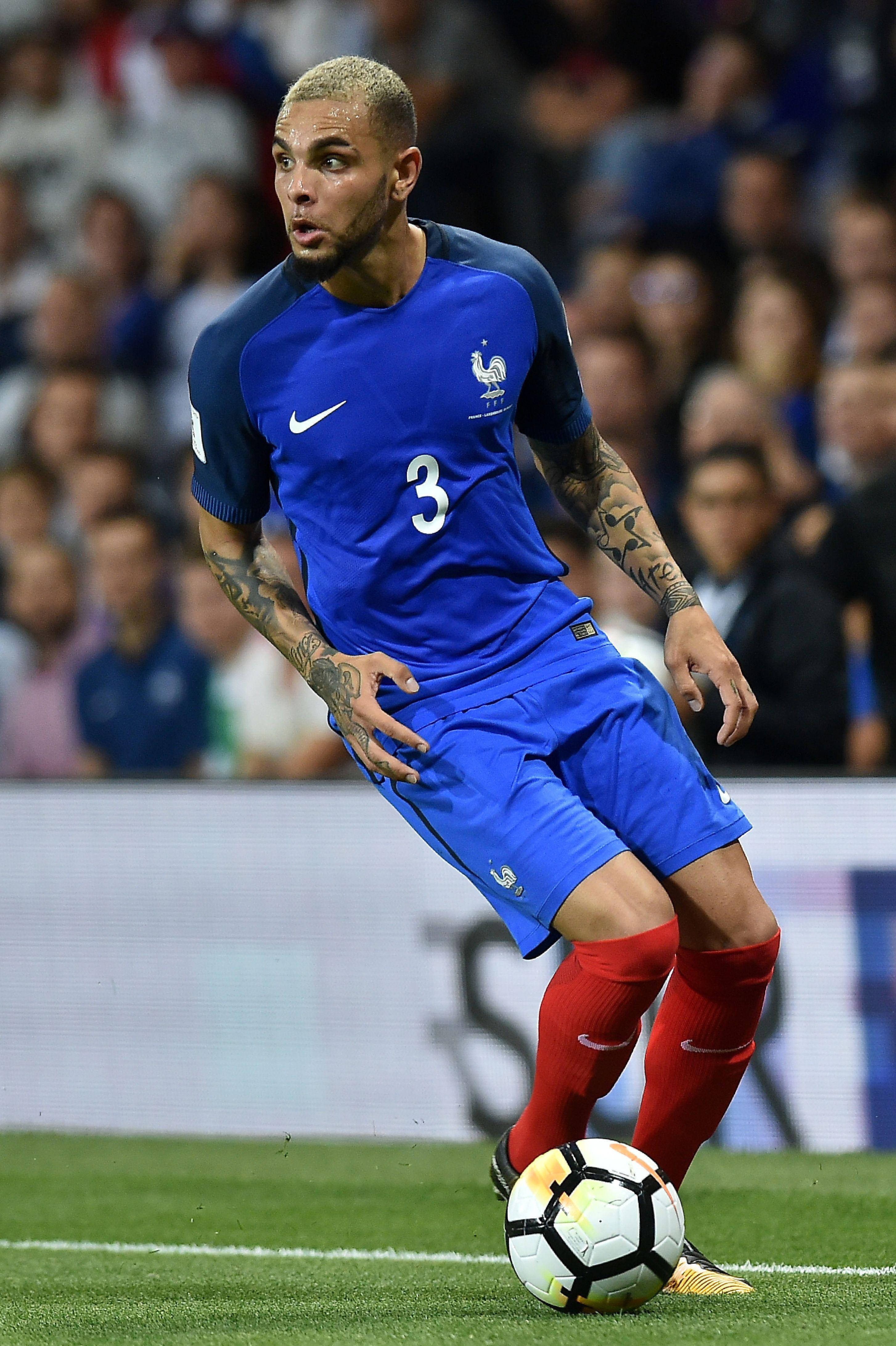 Layvin Kurzawa, red socks, blue jersey number 3, 4K Phone Wallpaper
