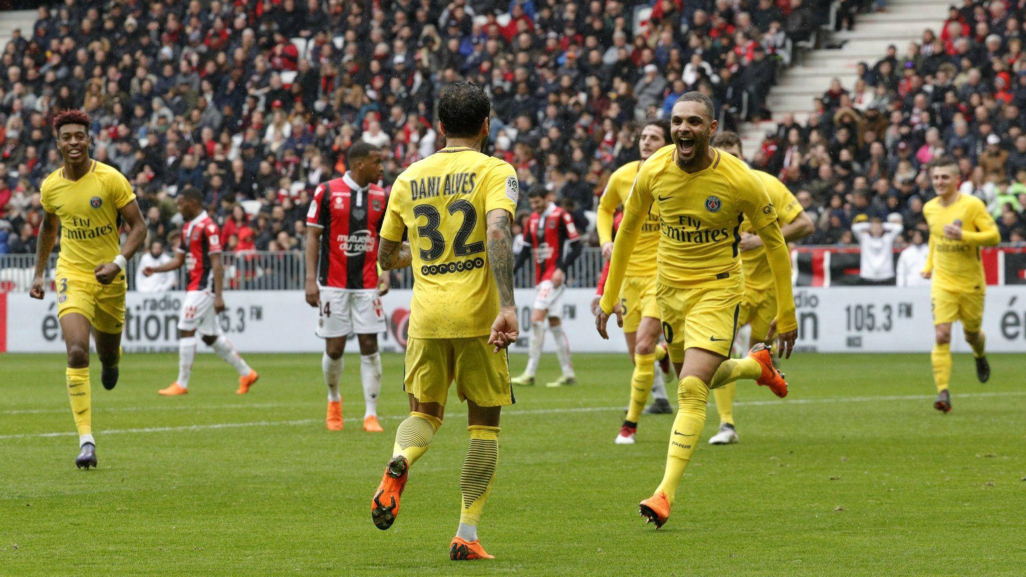 Layvin Kurzawa, yellow jerseys, vibrant green pitch, Full HD Desktop Wallpaper
