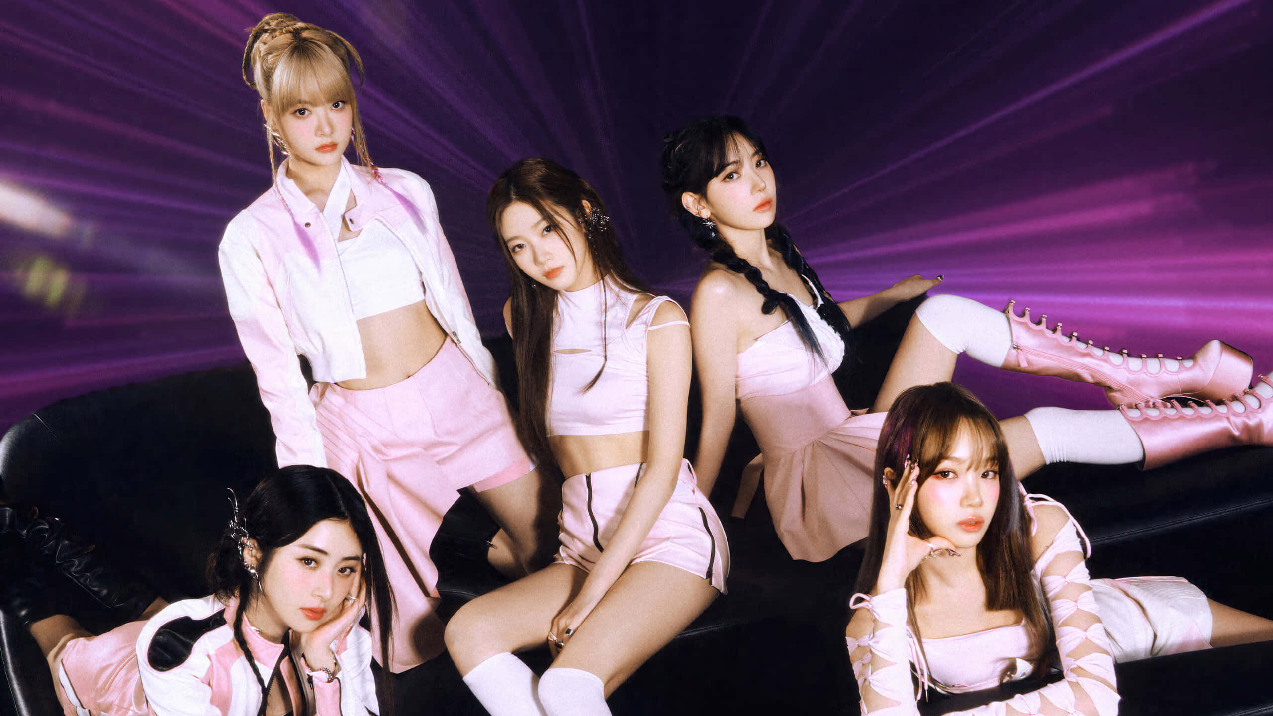 Le Sserafim, pink outfits, black couch, 2K Desktop Wallpaper
