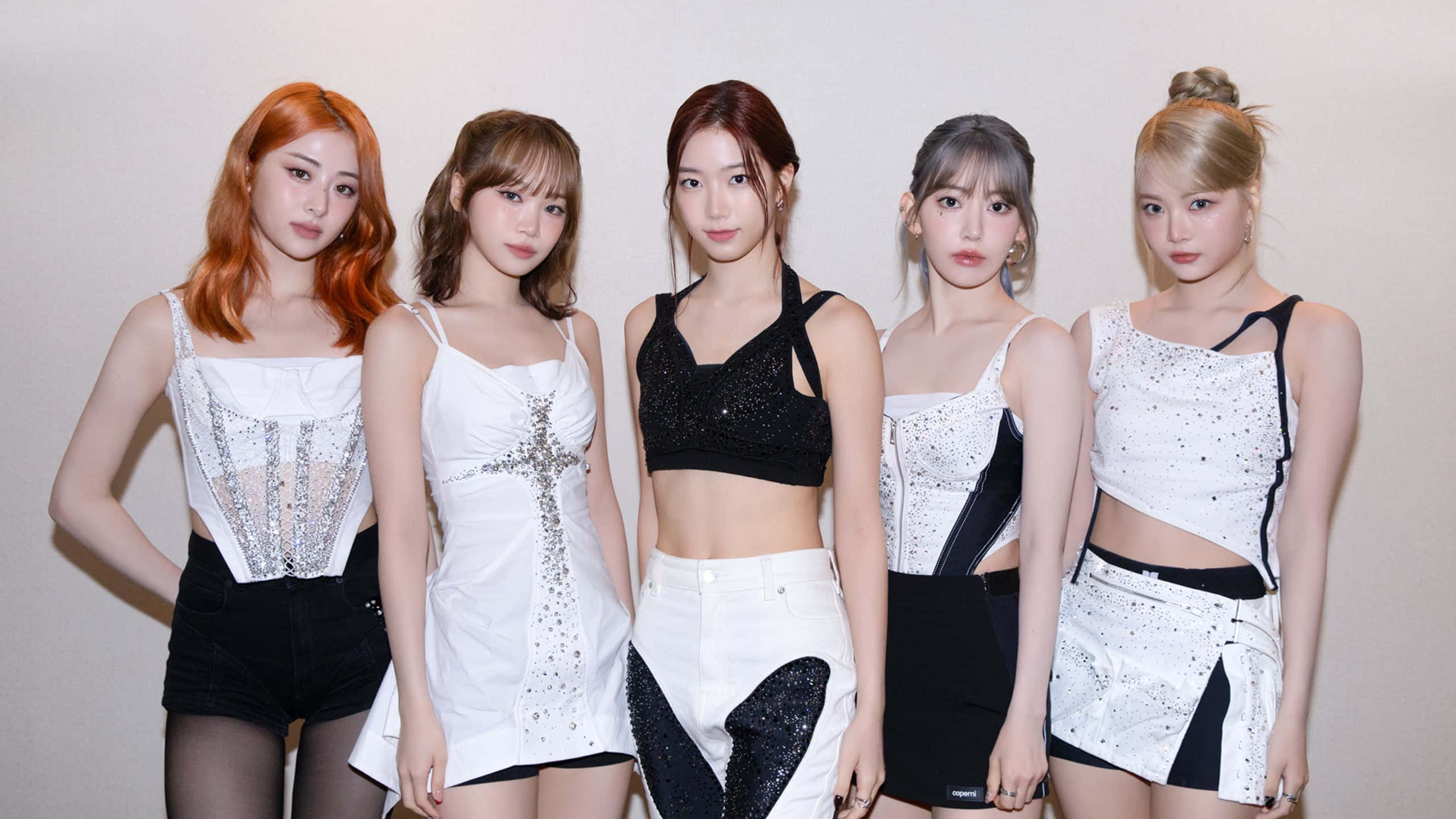 Le Sserafim, blackand white outfits, five stylish young women, 2K Desktop Wallpaper