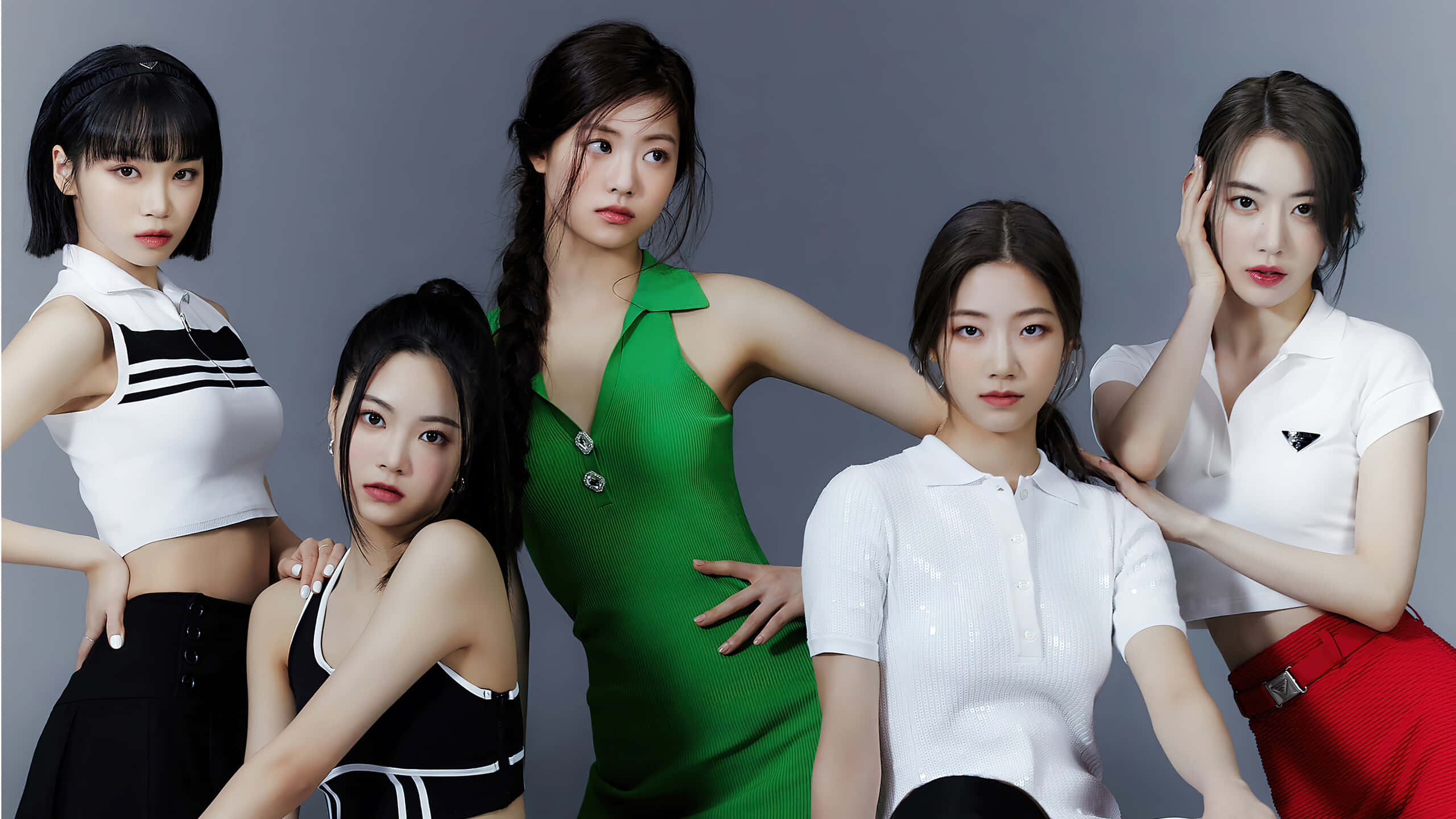 Le Sserafim, group pose, gray background, 2K Desktop Wallpaper