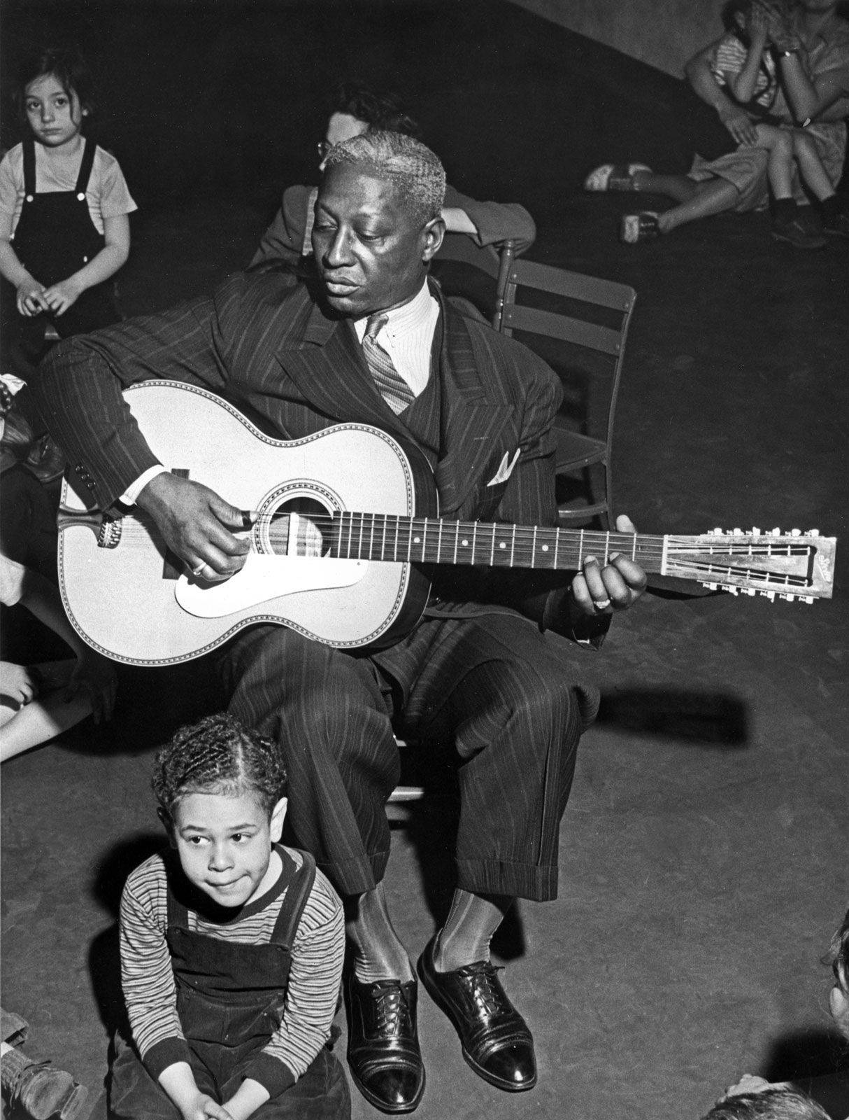 Leadbelly, 12-string acoustic guitar, pinstripe suit, HD Phone Wallpaper