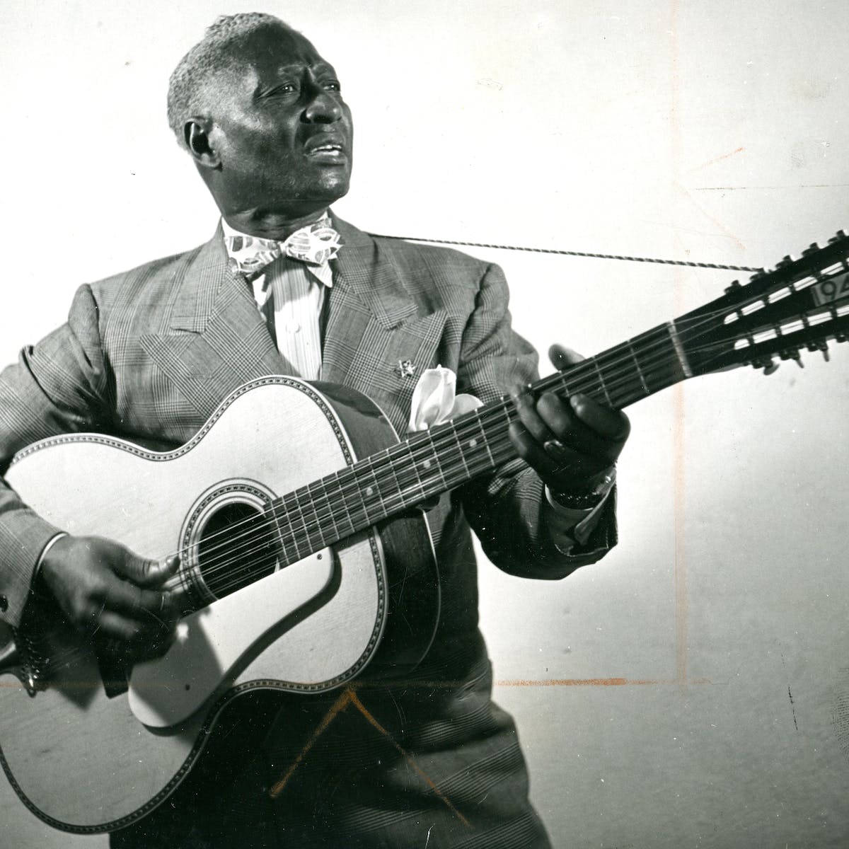 Leadbelly, acoustic guitar, suit, SD Desktop Wallpaper