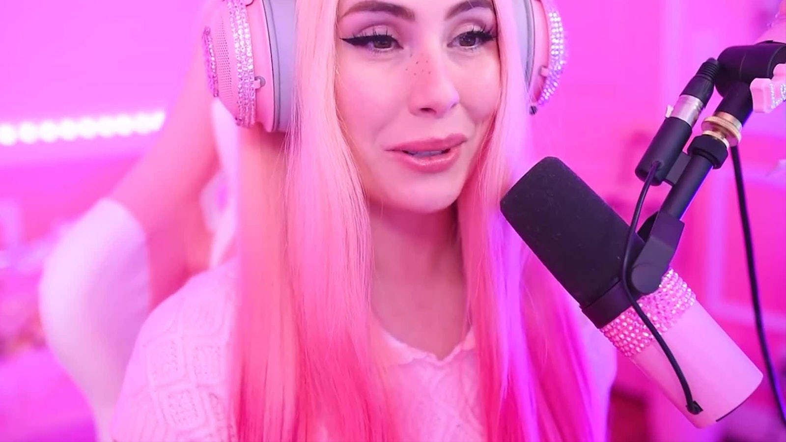 Leah Ashe, pink hair, rhinestone headphones, HD Desktop Wallpaper