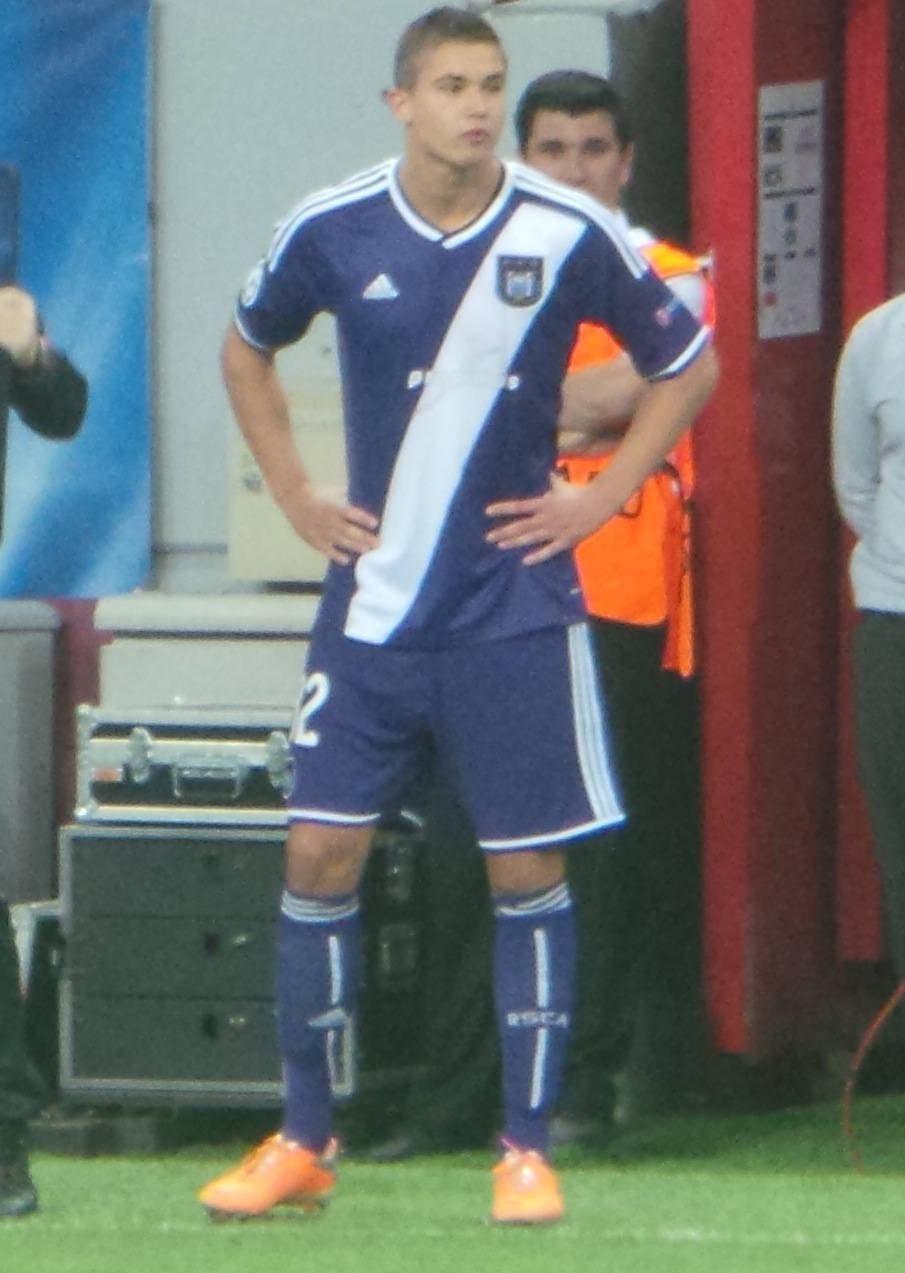 Leander Dendoncker, neon orange, blue and white striped jersey, SD Phone Wallpaper