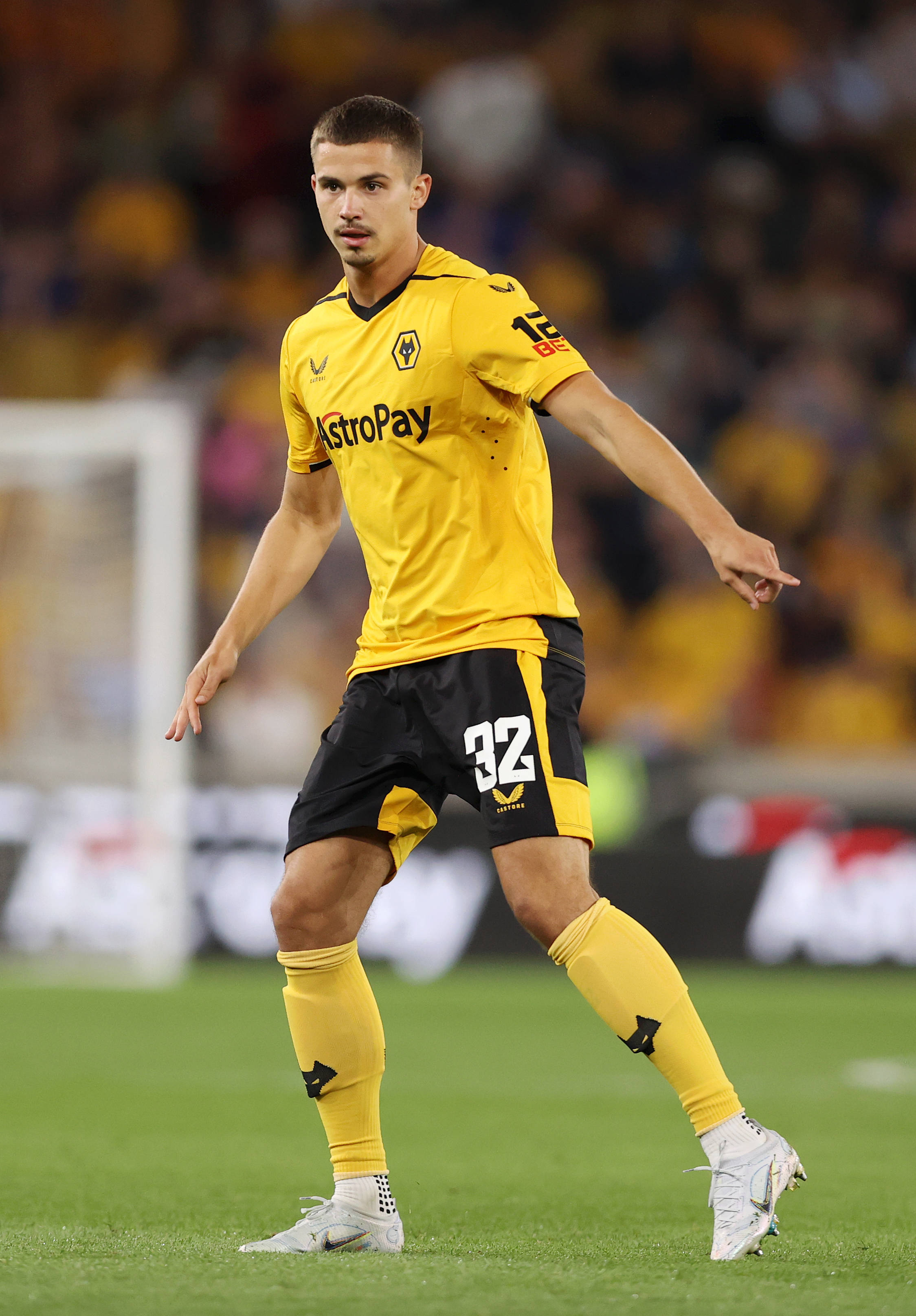 Leander Dendoncker, yellow jersey, number 32, 2K Phone Wallpaper