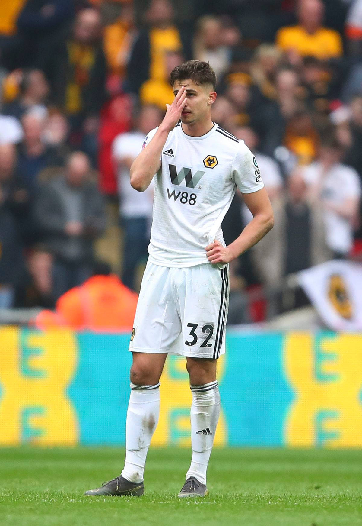Leander Dendoncker, white Wolves kit, green pitch, HD Phone Wallpaper