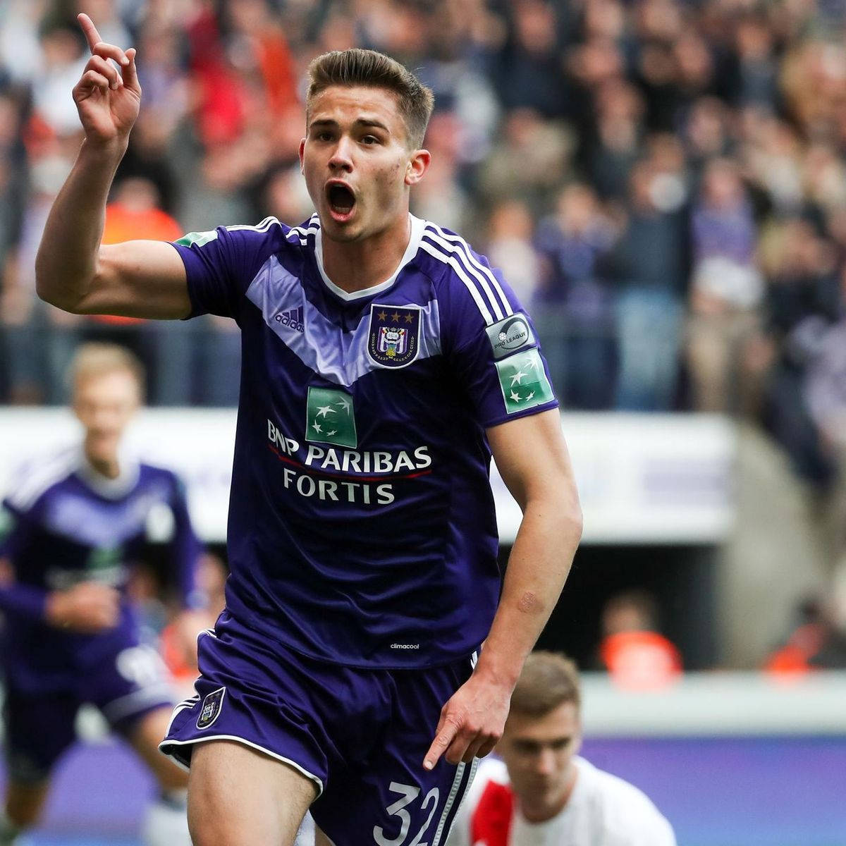 Leander Dendoncker, 32, dark purple, SD Desktop Wallpaper