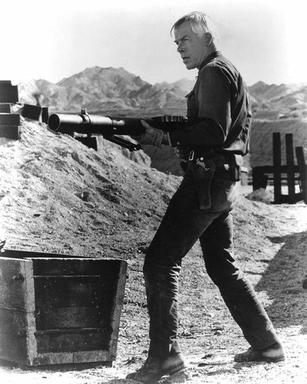 Lee Marvin, machine gun, desert landscape, SD Phone Wallpaper