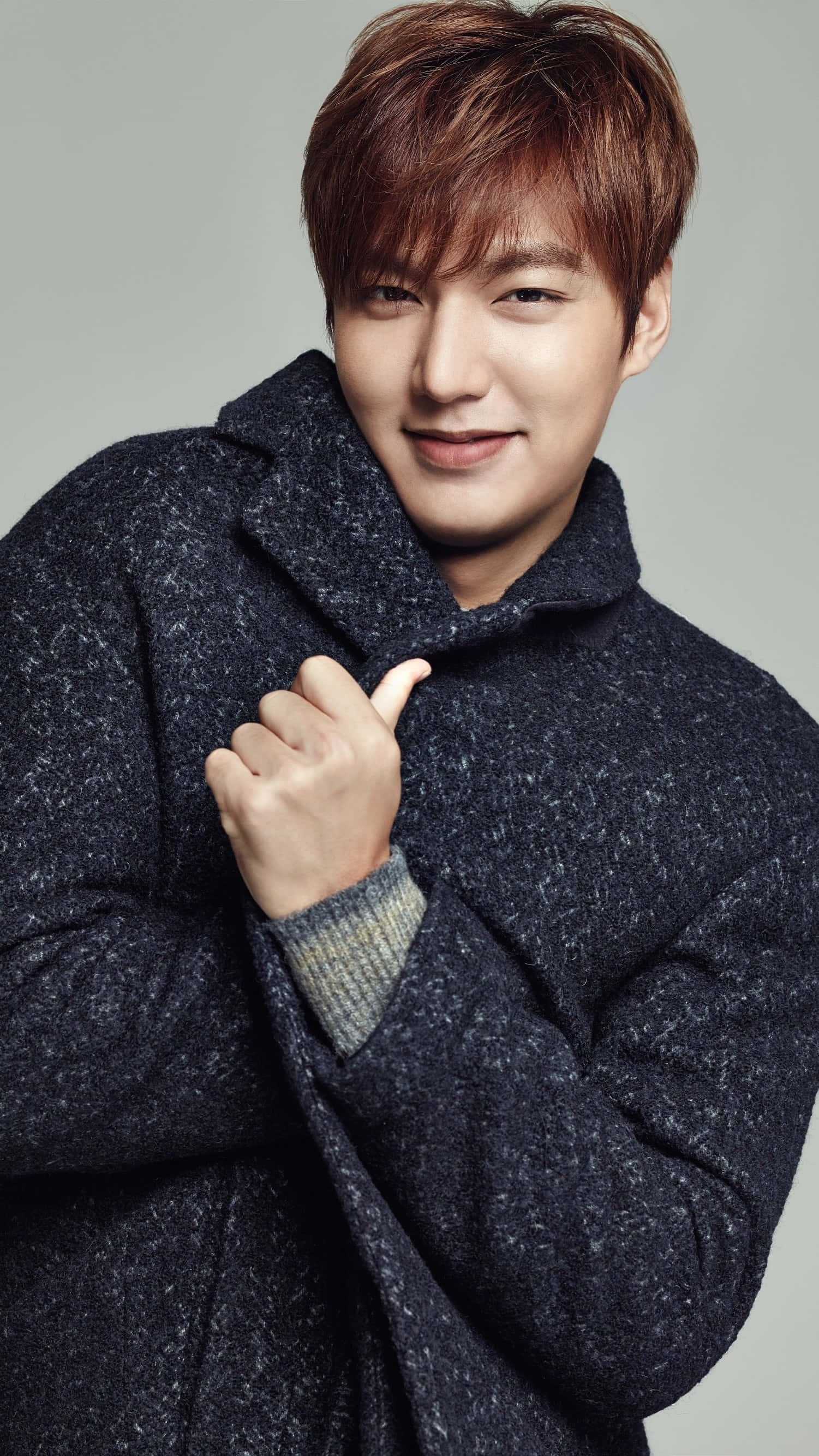 Lee Min Ho, warm brown hair, textured dark blue coat, 2K Phone Wallpaper