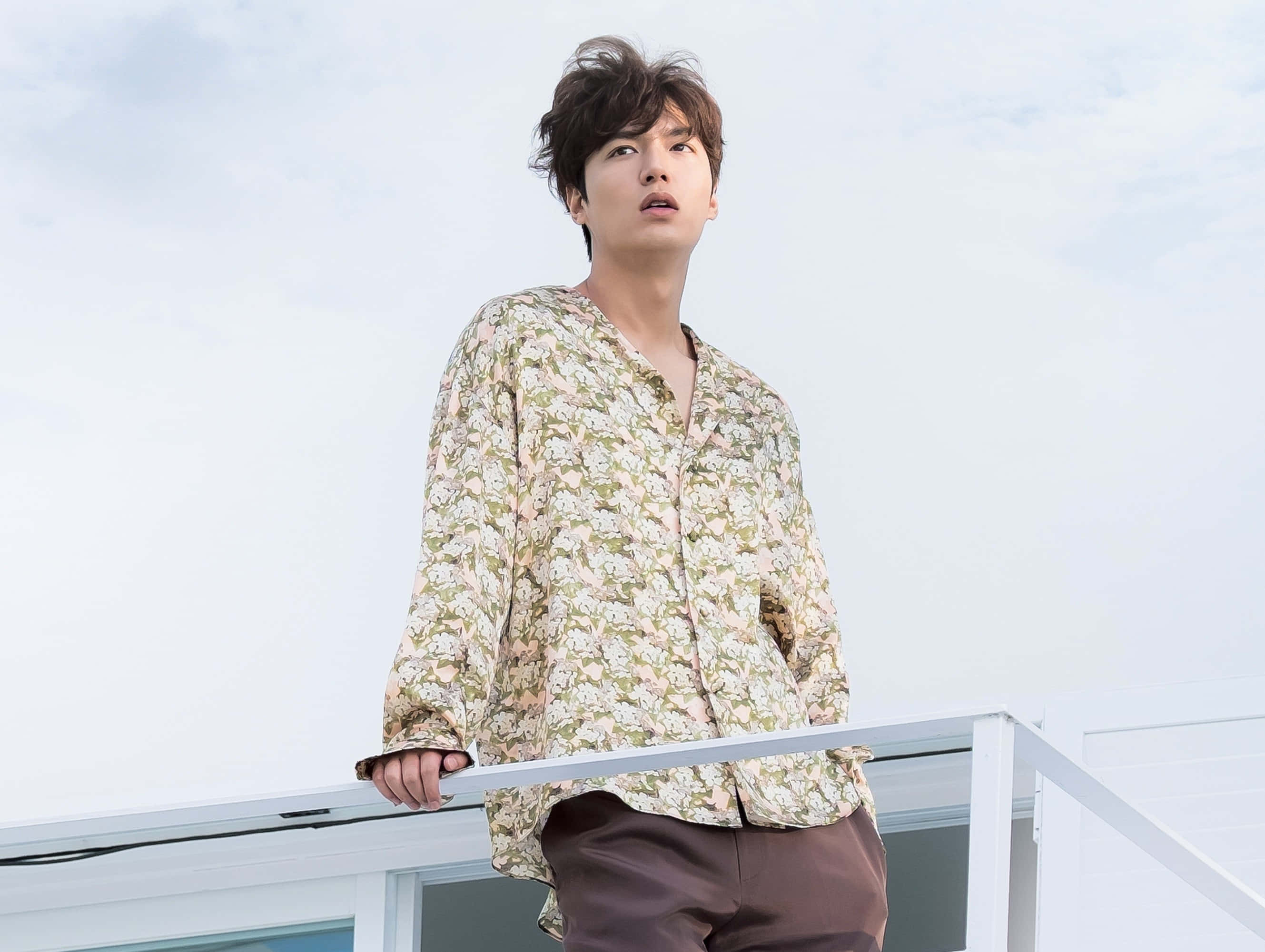 Lee Min Ho, floral shirt, white railing, 2K Desktop Wallpaper