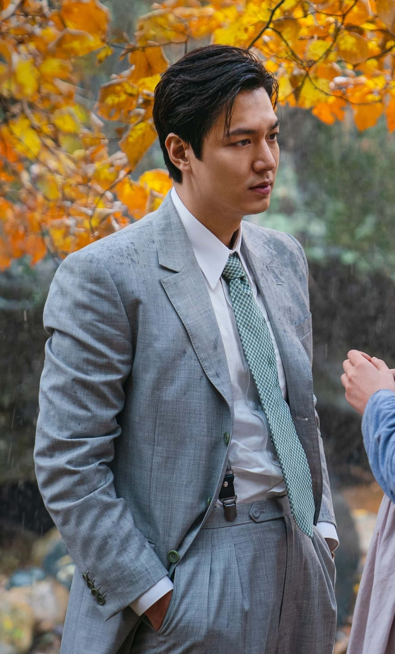 Lee Min Ho, gray suit, autumn leaves, Full HD Phone Wallpaper