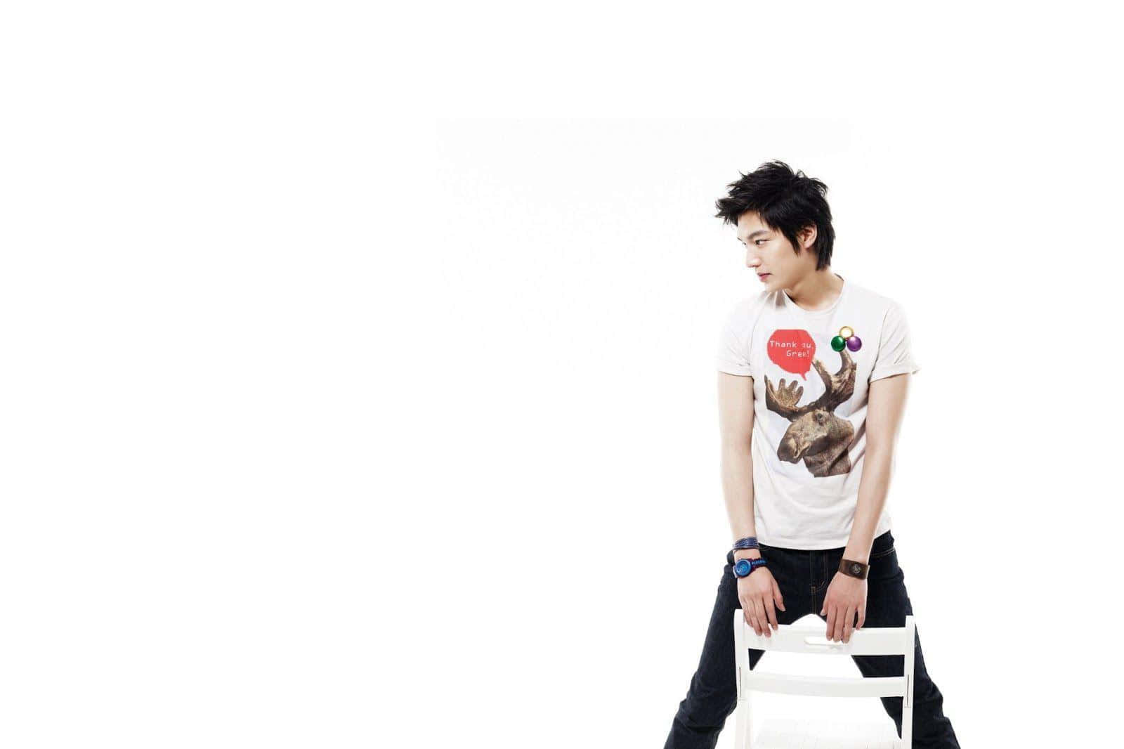 Lee Min Ho, moose graphic tee, white chair, HD Desktop Wallpaper