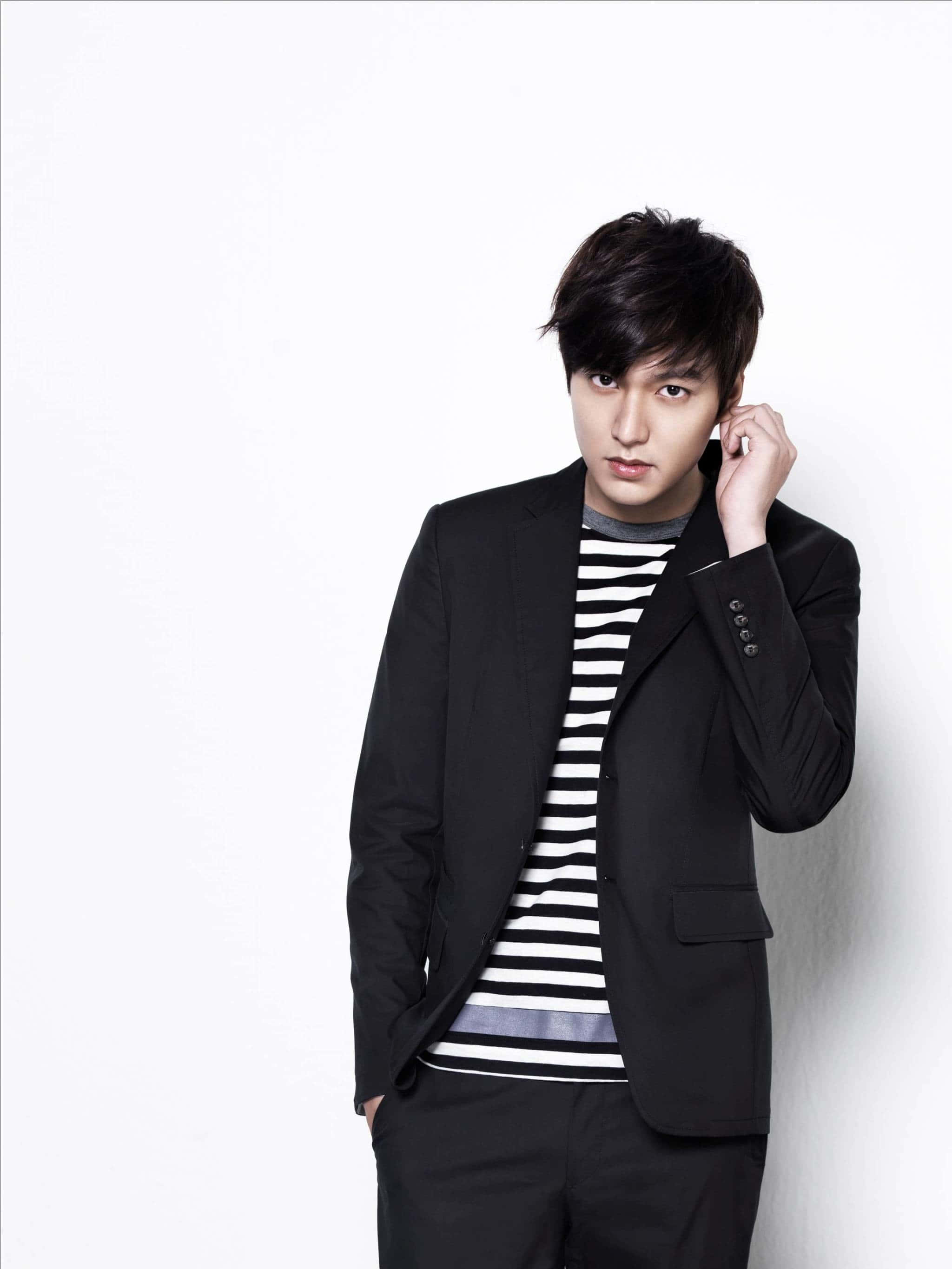 Lee Min Ho, black blazer, striped shirt, 2K Phone Wallpaper