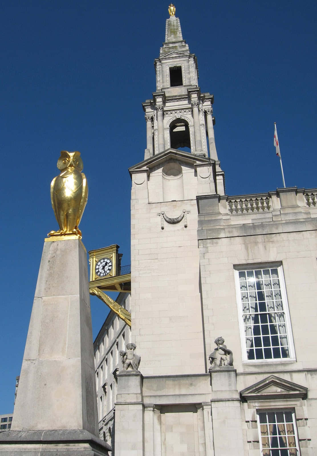 Leeds United Kingdom, golden owl statue, stone pedestal, HD Phone Wallpaper