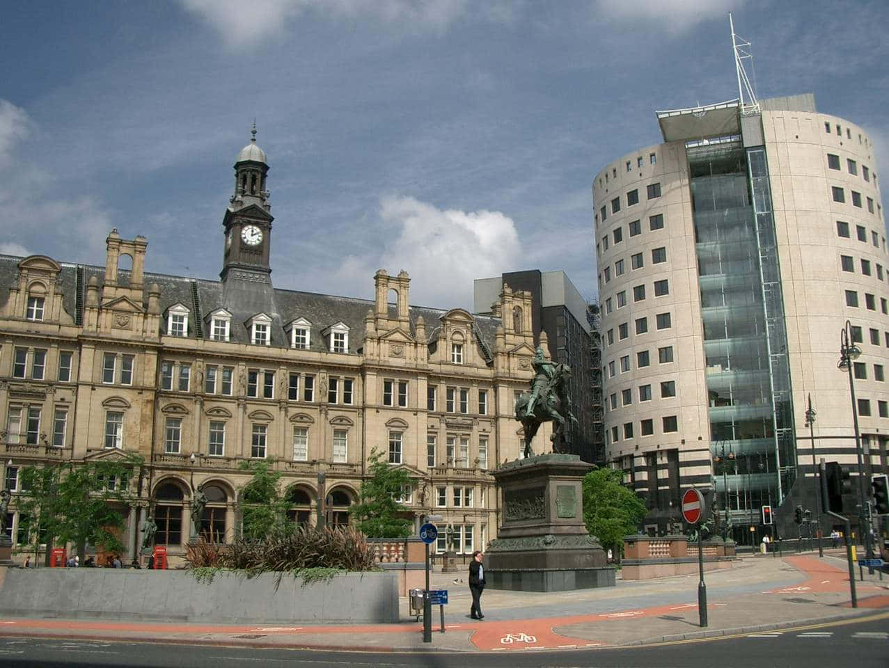 Leeds cityscape, twilight, historic clock tower building, SD Desktop Wallpaper
