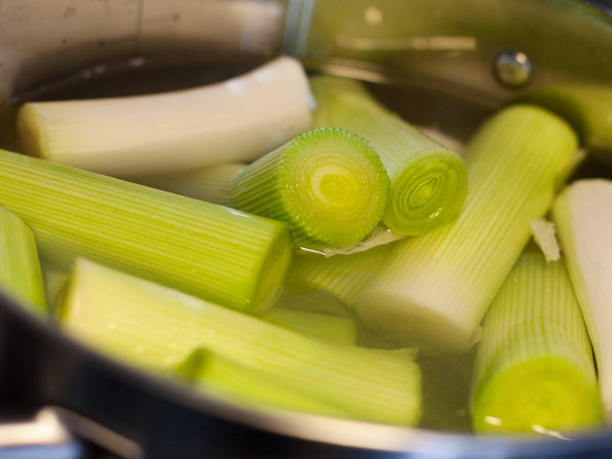 leek, vegetables slices, soaked in water, SD Desktop Wallpaper