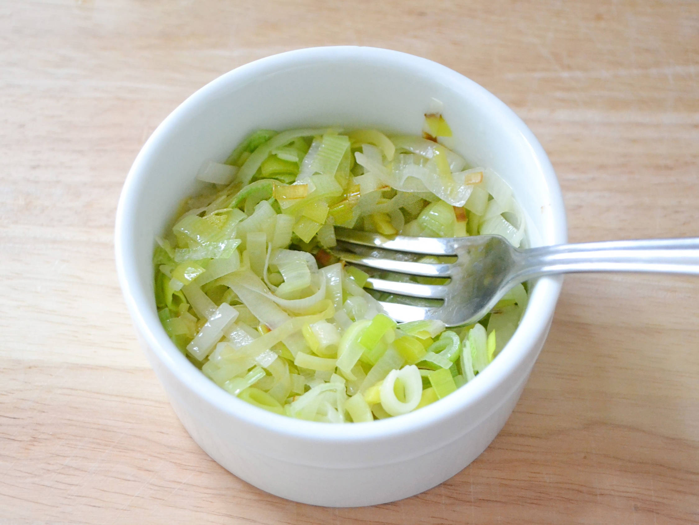 leek, white bowl, sautéed leeks, Full HD Desktop Wallpaper