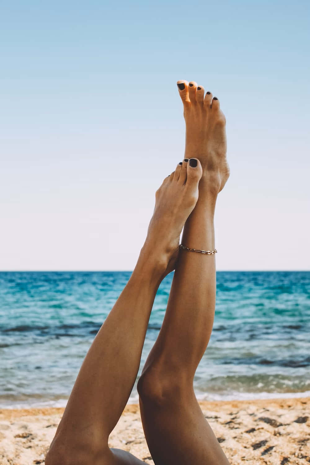 turquoise ocean, clear blue sky, tanned legs, HD Phone Wallpaper