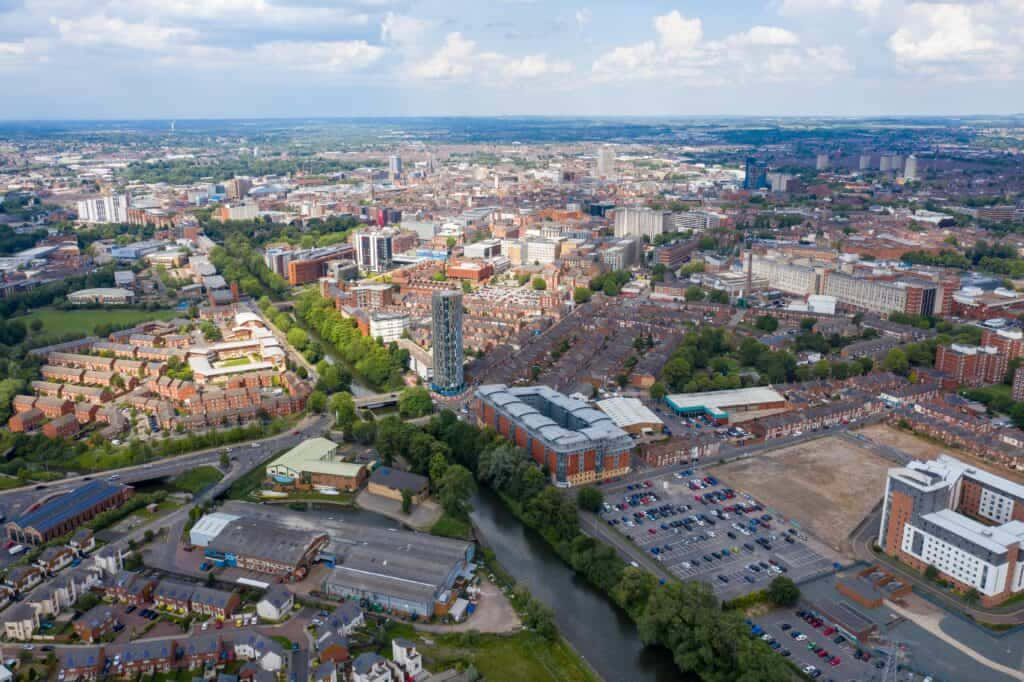 Leicester Cityscape, red brick buildings, modern towers, SD Desktop Wallpaper
